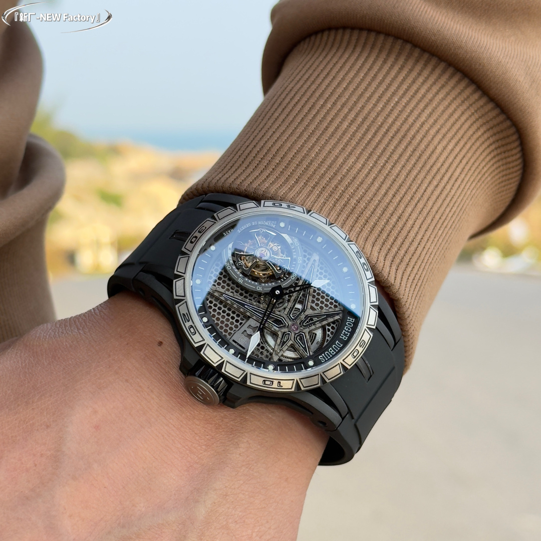 NO:393898,Get started with the 'New Factory-NEW Factory' Roger Dubber King Racing Pirelli Single Tourbillon # Full hollow back and high-end models are RDDBEX and RDDBEX0817 watches. This watch has a very representative design of the Roger Dubber brand, star-shaped frame design, Celtic cross-shaped tourbillon, equipped with a second dial and a small second hand, which makes it more mechanical and can be recognized at a glance. The case diameter is 45mm and the thickness is 13.5mm, and is equipped with a Seagull custom RD505SQ manual winding movement, various exquisite finishes including plywood and fish scale patterns on the movement. (not comparable to other small factories on the market) Note Features 1. The case titanium alloy case is synchronized with the original.  2. The movement integrated tourbillon movement is precisely adjusted in six directions. The energy storage power is up to 60 hours. The main ply and the clearance of the movement are the same as the original. Each movement has a unique number (simultaneously original). 3. The dial uses a hollow dial, luminous scale, and the second dial with black DLC coated titanium alloy printed with black minute circles and Roger Dubuis. The hand is covered with luminous coating, which is simple and clear when reading. 4. The watch mirror has an anti-glare coating (as transparent as the original). 5. The strap is imported from Germany. It has high softness, comfortable wearing and bright colors. Summary  Whether on the front or back, the hollow movement shows incredible transparency, and the watch is full of ornamentality. Equipped with Haiou’s customized RD505SQ manual winding movement, it is a watch that is indispensable for every watch lover. 'New Factory-NEW Factory' has achieved a new breakthrough and treats watch enthusiasts with 'heart'!  , roger vivier19860909上手『新厂-NEW Factory』罗杰杜彼王者竞速倍耐力单行陀飞轮#全镂空背透高级感型号分别RDDBEX、RDDBEX0817腕表,这款腕表极具罗杰杜彼品牌代表性的设计,星型的框架设计,凯尔特十字架形陀飞轮,配有秒盘和小秒针,更显机械感,几乎一眼就可识别.表壳直径45mm,厚度13.5毫米,搭载海鸥定制RD505SQ手动上链机芯,机芯上夹板与鱼鳞纹打磨在内的各种超卓精修.（非市面其他小厂可比） 注特点 1.表壳钛合金表壳与原装同步. 2.机芯一体陀飞轮机芯以六方位精准调校.储能动力长达60小时,机芯的主夹板和轮隙与原装一致,每款机芯都有一个独特的编号（同步原装） 3.表盘采用了镂空表盘,夜光刻度,黑色DLC涂层钛合金的秒盘印有黑色分钟圈和Roger Dubuis（罗杰杜彼）字样.指针覆有夜光涂层,读时简单明了. 4.表镜带防眩目涂层的蓝宝石水晶玻璃表镜（与原装一样通透） 5.表带德国进口天然橡胶表带,柔软度高,佩戴舒适,色泽鲜艳. 总结 无论是正面还是背面,镂空机芯都展现出无比的通透,另腕表观赏性十足.搭载海鸥定制RD505SQ手动上链机芯,走时稳定精准,是每一个爱表者不可缺少的一枚腕表. 『新厂-NEW Factory』实现新突破,用“心”对待腕表爱好者！,,roger vivier,Watch