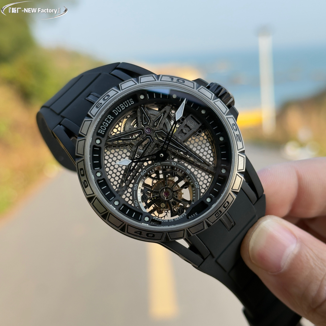 NO:393896,'New Factory-NEW Factory' Roger Dubber King Racing Pirelli Single Tourbillon # Full hollow back and high-end models are RDDBEX and RDDBEX0817 watches. This watch has a very representative design of the Roger Dubber brand, star-shaped frame design, Celtic cross-shaped tourbillon, equipped with a second dial and a small second hand, which makes it more mechanical and can be recognized at a glance. The case diameter is 45mm and the thickness is 13.5mm, and is equipped with a Seagull custom RD505SQ manual winding movement, various exquisite finishes including plywood and fish scale patterns polishing. (not comparable to other small factories on the market) Note Features 1. The case titanium alloy case is synchronized with the original.  2. The movement integrated tourbillon movement is precisely adjusted in six directions. The energy storage power is up to 60 hours. The main ply and the clearance of the movement are the same as the original. Each movement has a unique number (simultaneously original). 3. The dial uses a hollow dial, luminous scale, and the second dial with black DLC coated titanium alloy printed with black minute circles and Roger Dubuis. The hand is covered with luminous coating, which is simple and clear when reading. 4. The watch mirror has an anti-glare coating (as transparent as the original). 5. The strap is imported from Germany. It has high softness, comfortable wearing and bright colors. Summary  Whether on the front or back, the hollow movement shows incredible transparency, and the watch is full of ornamentality. Equipped with Haiou’s customized RD505SQ manual winding movement, it is a watch that is indispensable for every watch lover. 'New Factory-NEW Factory' has achieved a new breakthrough and treats watch enthusiasts with 'heart'!  , roger vivier19860909『新厂-NEW Factory』罗杰杜彼王者竞速倍耐力单行陀飞轮#全镂空背透高级感型号分别RDDBEX、RDDBEX0817腕表,这款腕表极具罗杰杜彼品牌代表性的设计,星型的框架设计,凯尔特十字架形陀飞轮,配有秒盘和小秒针,更显机械感,几乎一眼就可识别.表壳直径45mm,厚度13.5毫米,搭载海鸥定制RD505SQ手动上链机芯,机芯上夹板与鱼鳞纹打磨在内的各种超卓精修.（非市面其他小厂可比） 注特点 1.表壳钛合金表壳与原装同步. 2.机芯一体陀飞轮机芯以六方位精准调校.储能动力长达60小时,机芯的主夹板和轮隙与原装一致,每款机芯都有一个独特的编号（同步原装） 3.表盘采用了镂空表盘,夜光刻度,黑色DLC涂层钛合金的秒盘印有黑色分钟圈和Roger Dubuis（罗杰杜彼）字样.指针覆有夜光涂层,读时简单明了. 4.表镜带防眩目涂层的蓝宝石水晶玻璃表镜（与原装一样通透） 5.表带德国进口天然橡胶表带,柔软度高,佩戴舒适,色泽鲜艳. 总结 无论是正面还是背面,镂空机芯都展现出无比的通透,另腕表观赏性十足.搭载海鸥定制RD505SQ手动上链机芯,走时稳定精准,是每一个爱表者不可缺少的一枚腕表. 『新厂-NEW Factory』实现新突破,用“心”对待腕表爱好者！,,roger vivier,Watch