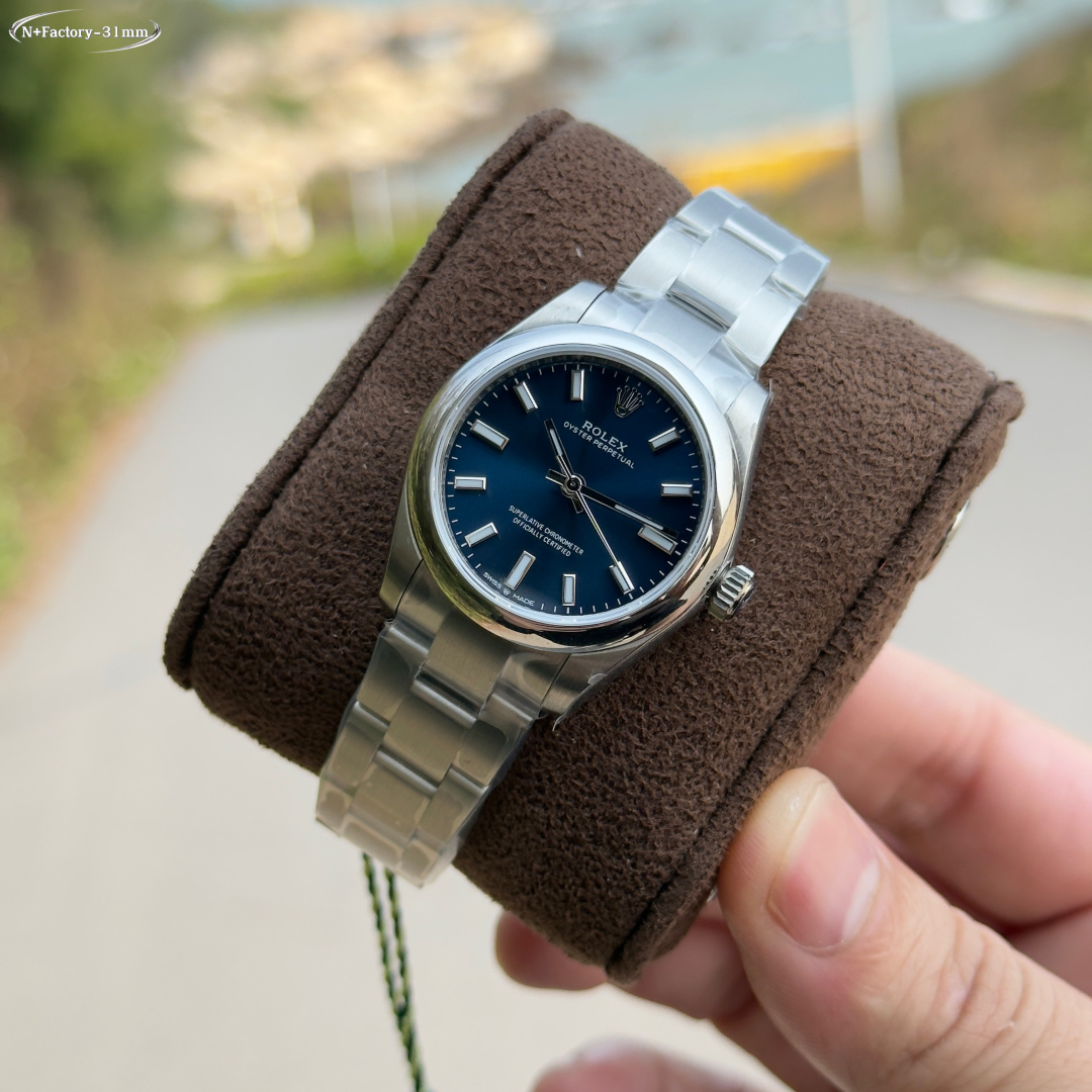 NO:150842,N  new factory Rolex Oyster Perpetual 31m series, 1. Paired with 2232 movement, synchronized with original no unnecessary calendar gears, stable and reliable quality, 2. Consistent with original diameter 31m/11m, 3. Grinding word nails, top Swiss ice blue luminous, consistent with original luminous, 4. Integrated molding mid-layer case, screw-in bottom cover and winding crown, 5. Top workmanship, each strap perfectly matches the lugs, giving the wrist the highest comfort, and every extreme detail is the sincerity of the ingenious development of the factory,,,rolex19860909N  新款 factory 劳力士 蚝式恒动型31m系列, 1、搭配2232机芯,同步原装没有多余日历档位,品质稳定可靠, 2、与原装一致表径 31m/11m, 3、打磨字钉,顶级瑞士冰蓝色夜光,与原厂夜光一致, 4、 一体成型中层表壳,旋入式底盖及上链表冠, 5、顶级做工,每条表带与表耳完美契合,给予手腕最高的舒适度,每个极致的细节都是N 工厂匠心开发的诚意,,,rolex,Watch