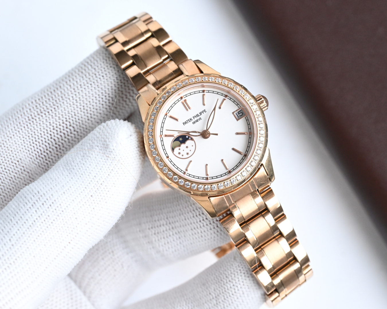 NO:150909,Gold Patek Philippe PATEK PHILIPPE Lady Jewelry Series Moon Sun Moon Series 9-character Sun Moon Star Function, equipped with original imported moon camera movement (0 repair 0 after-sales service), adopts high-end mother-of-pearl dial, fashionable women's watch, super luminous and unique 3-character calendar at night, 316L stainless steel case size 33m/10m, high-quality Swarovski crystal diamond on the shell, mirrored 9-grade sapphire crystal scratch-resistant glass, waterproof depth: 50m strap 904 steel belt/Italian selection of calfskin, fine polishing, fresh and elegant, generous and decent, real shot Top quality, ,swarovski,patek philippe,cowhide19860909金 百达翡丽 PATEK PHILIPPE 淑女珠宝系列 月 太阳 月亮系列9字位日月星辰功能,搭载原装进口月相机芯(0返修0售后）, 采用高端珍珠贝母表盘时尚女表 夜时超强夜光独特3字位日历 316L精钢表壳尺寸33m/10m,壳上采用高品质施华洛世奇水晶钻石,镜面9级蓝宝石水晶防刮玻璃,防水深度:50米表带904钢带/意大利精选小牛皮,精细打磨,清新优雅,大方得体,实物拍摄 顶级 精品,,,swarovski,patek philippe,cowhide,Watch