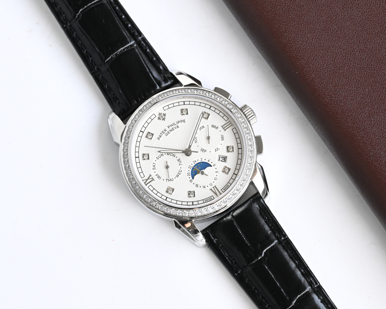 白1500-金1550💰
⌚️⌚️大厂品质,高端系列!2025年🆕新款 百达翡丽复杂功能计时系列上市 Patek Philippe 贵族的艺术品!(升级版改进:壳身比旧版本更薄、玻璃升级耐磨抗摔、比旧版本更平整美观!内罩更新成钢鑫制内罩;手表质感 手感 显得更完美)独家字面加高档内影logo,搭配进口9100多功能机芯(0返修)功能(24小时,星期,星辰,月份)进口316精钢,采用18k品质炉内真空电镀!搭配意大利进口小牛皮!原装折叠扣!尺寸42mm。耐磨防刮蓝宝石玻璃!超强防水50米!简约而不简单!你永远无法拥有一块百达翡丽,你只是在替你的后代保管他. ( 慎重承诺 : 产品实物光泽手感更佳精湛 字盘刻度栩栩如生 壳套工艺都是宗师级别轻身检验 加上新时代机器高技锻造 上手震撼尊贵非凡。你值得拥有!大厂打造!欢迎转载!