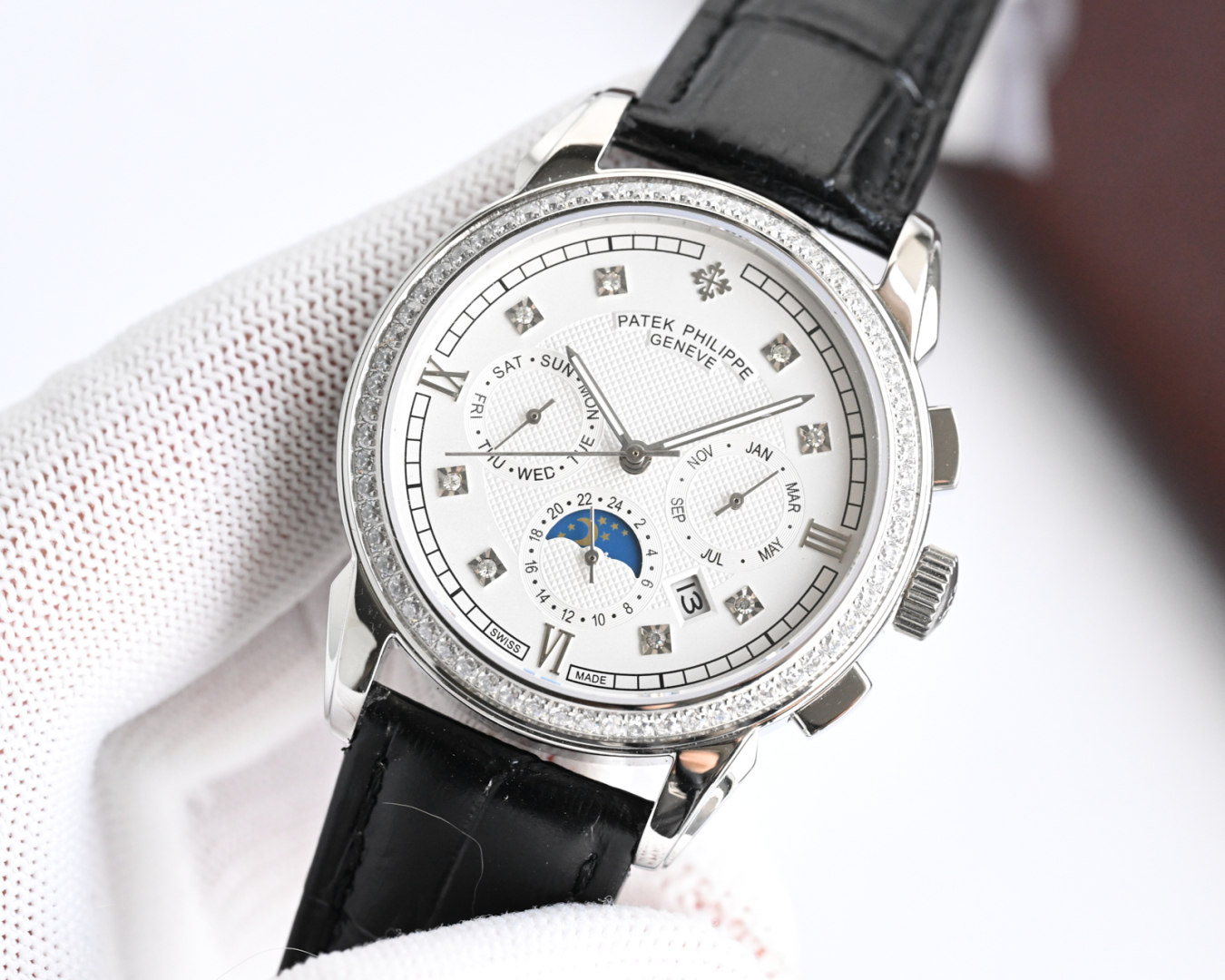 白1500-金1550💰
⌚️⌚️大厂品质,高端系列!2025年🆕新款 百达翡丽复杂功能计时系列上市 Patek Philippe 贵族的艺术品!(升级版改进:壳身比旧版本更薄、玻璃升级耐磨抗摔、比旧版本更平整美观!内罩更新成钢鑫制内罩;手表质感 手感 显得更完美)独家字面加高档内影logo,搭配进口9100多功能机芯(0返修)功能(24小时,星期,星辰,月份)进口316精钢,采用18k品质炉内真空电镀!搭配意大利进口小牛皮!原装折叠扣!尺寸42mm。耐磨防刮蓝宝石玻璃!超强防水50米!简约而不简单!你永远无法拥有一块百达翡丽,你只是在替你的后代保管他. ( 慎重承诺 : 产品实物光泽手感更佳精湛 字盘刻度栩栩如生 壳套工艺都是宗师级别轻身检验 加上新时代机器高技锻造 上手震撼尊贵非凡。你值得拥有!大厂打造!欢迎转载!