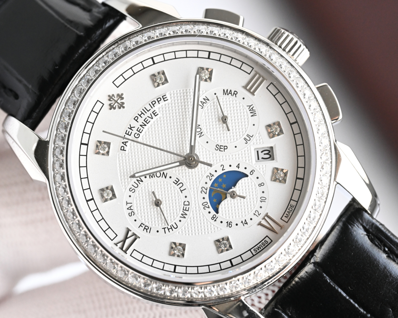 白1500-金1550💰
⌚️⌚️大厂品质,高端系列!2025年🆕新款 百达翡丽复杂功能计时系列上市 Patek Philippe 贵族的艺术品!(升级版改进:壳身比旧版本更薄、玻璃升级耐磨抗摔、比旧版本更平整美观!内罩更新成钢鑫制内罩;手表质感 手感 显得更完美)独家字面加高档内影logo,搭配进口9100多功能机芯(0返修)功能(24小时,星期,星辰,月份)进口316精钢,采用18k品质炉内真空电镀!搭配意大利进口小牛皮!原装折叠扣!尺寸42mm。耐磨防刮蓝宝石玻璃!超强防水50米!简约而不简单!你永远无法拥有一块百达翡丽,你只是在替你的后代保管他. ( 慎重承诺 : 产品实物光泽手感更佳精湛 字盘刻度栩栩如生 壳套工艺都是宗师级别轻身检验 加上新时代机器高技锻造 上手震撼尊贵非凡。你值得拥有!大厂打造!欢迎转载!