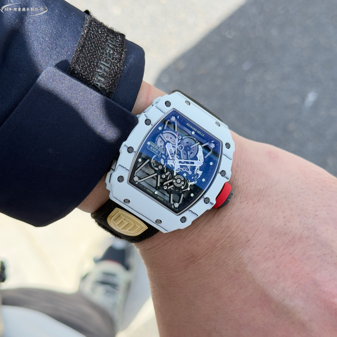 NO:602177,Get started with 'New Factory-NEW Factory' [Ceiling] RICHARD MILLE Richard Mille RM 35-01 RAFAEL NADAL carbon fiber watch - as a ticket for billionaires 1 movement is currently the highest version of the movement on the market, exclusively developed original RMUL3 hollow integrated movement, white sapphire shock absorber, after long-term testing, the stability is quite high, the movement is polished in place, (original synchronization) 2 The case is imported NTT, made of original textured carbon fiber, lightweight  Grade watch, weighing only 50g, the inner tank and watch cover steel parts are made of titanium alloy material, and CNC high-precision processing makes the watch case fit perfectly and seamlessly!  Truly original and authentic details. 3 Dial: The hollow dial with the classic black and red track inner shadow shows the unique charm of the watch. 4: The watch mirror is made of high-curved sapphire mirror and double-sided electroplated high-permeability film, which has an anti-glare effect, clear and exquisite. 5: The choice of natural rubber strap and woven Velcro strap,  6: Titanium alloy folding clasp, original mold opening, clear and three-dimensional engraving, perfectly restoring the original shape, the spring leaf is also made of titanium metal, the elastic effect is better and more durable 7: The screws are all made of titanium metal plating dark gray process, synchronizing the original effect. 'NEW Factory' achieves new breakthroughs and treats watch lovers with 'heart'!  ,19860909上手『新厂-NEW Factory』【天花板】RICHARD MILLE理查德米勒RM 35-01 RAFAEL NADAL碳纤维腕表——作为亿万富豪的入场劵 1机芯目前市场最高版本机芯,独家研发原装RMUL3镂空一体机芯、白宝石避震器、经过长期测试,稳定性相当高,机芯打磨到位,（原装同步） 2表壳进口NTT 原装纹路碳纤维打造、轻量 级表款,克重仅 50g、内胆与表盖钢件采用钛 合金材料、CNC 高精密加工、使表壳配合完美 无缝隙！真正做到原装正品细节. 3表盘:镂空表盘搭配经典黑红赛道内影展现腕 表独有魅力 4:表镜采用高弧度蓝宝石镜面双,并采用双面电镀高透膜,具有防眩效果,清晰而精致. 5:表带天然橡胶表带与编制魔术贴表带选 择、 6:表扣钛合金折叠表扣,原装开模,刻字清晰立体,完美还原正品形状,弹簧片同样采用钛金属,弹性效果更好更持久 7:螺丝全部采用钛金属电镀深灰色工艺,同步原装效果 『新厂-NEW Factory』实现新突破,用“心”对待腕表爱好者！,,Watch