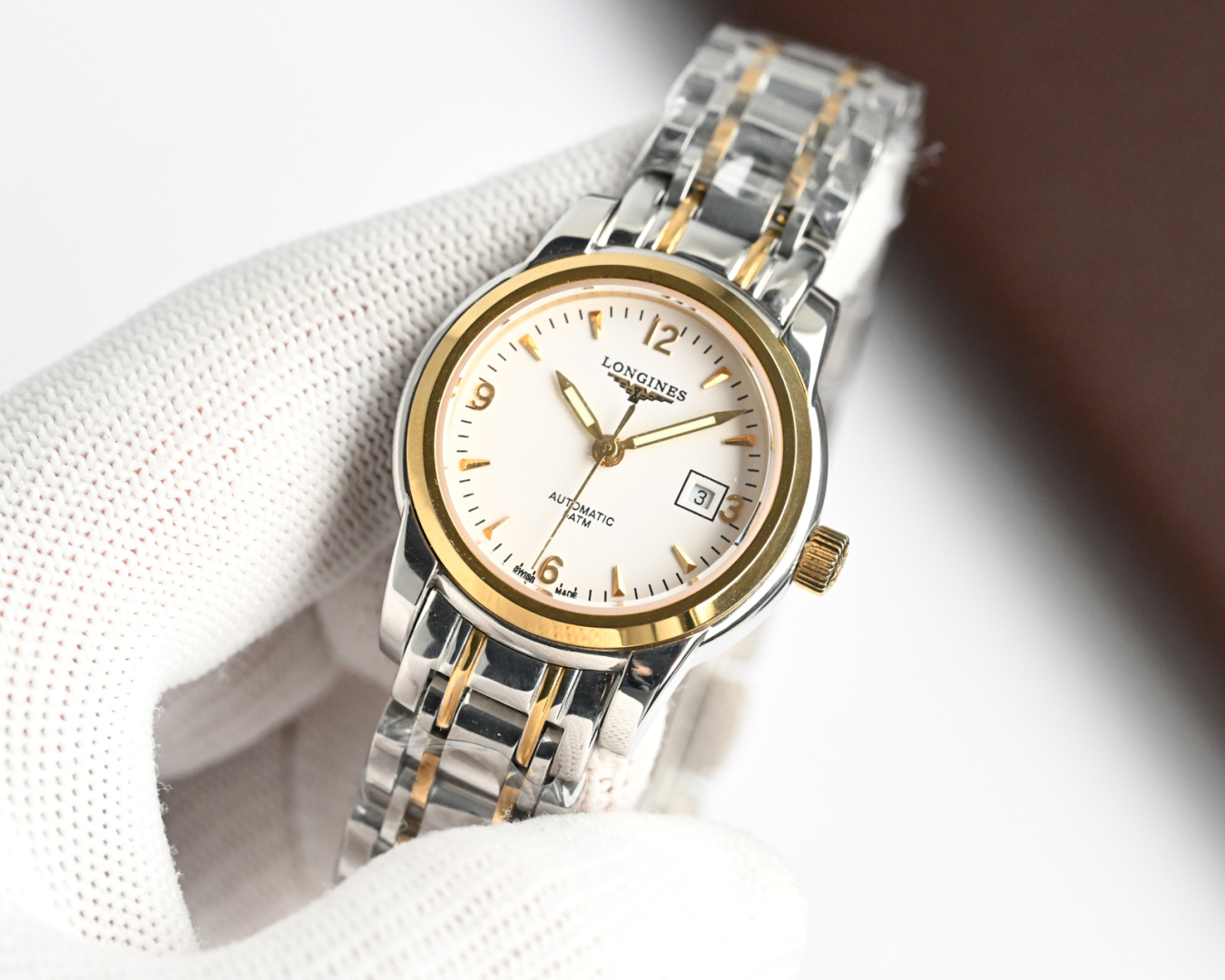 统一价,1400🎩新版:LONGINES/浪琴-索伊米亚系列 L4、263.3一7、机械女表。🇨🇭 表式:女士手表。 机芯型号:《🇨🇭瑞士ETA2671自动机械机芯》【质量保障的核心】。 表売:316不锈精钢 尺寸:内径26mm.外径28.5mm【1:1尺寸】 表镜:蓝宝石水晶玻璃镜面。 316不锈钢钢带丶皮带:真牛皮表带丶鳄鱼皮表带。 防水:三度防水【30m】。 精细华丽工艺、完美品质的保障己达每位女士的追求!