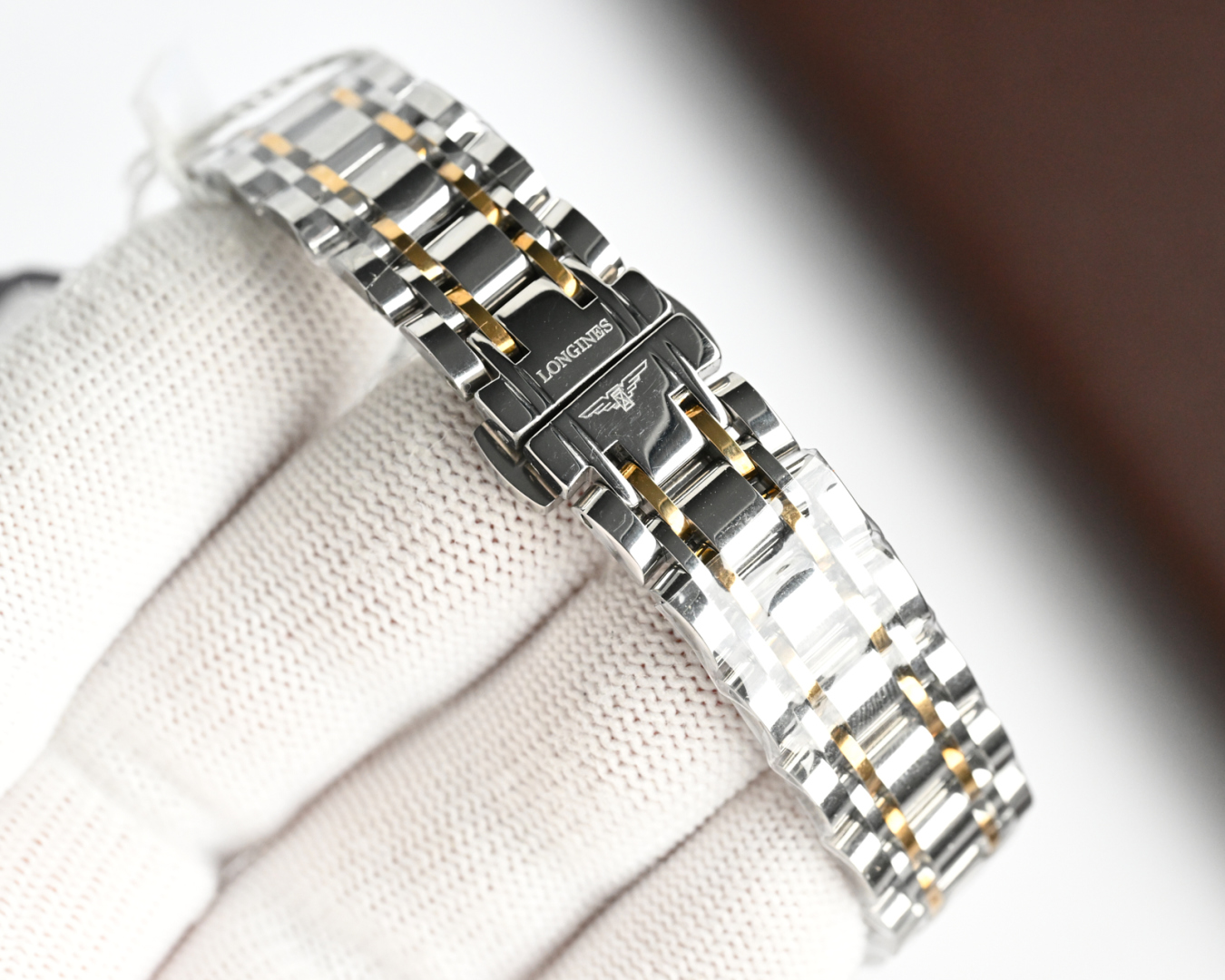 统一价,1400🎩新版:LONGINES/浪琴-索伊米亚系列 L4、263.3一7、机械女表。🇨🇭 表式:女士手表。 机芯型号:《🇨🇭瑞士ETA2671自动机械机芯》【质量保障的核心】。 表売:316不锈精钢 尺寸:内径26mm.外径28.5mm【1:1尺寸】 表镜:蓝宝石水晶玻璃镜面。 316不锈钢钢带丶皮带:真牛皮表带丶鳄鱼皮表带。 防水:三度防水【30m】。 精细华丽工艺、完美品质的保障己达每位女士的追求!