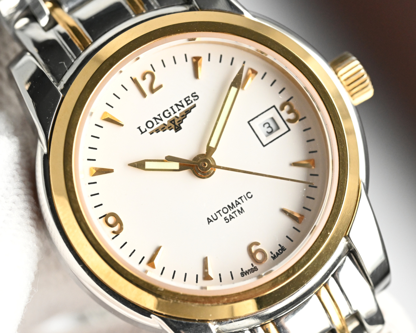 统一价,1400🎩新版:LONGINES/浪琴-索伊米亚系列 L4、263.3一7、机械女表。🇨🇭 表式:女士手表。 机芯型号:《🇨🇭瑞士ETA2671自动机械机芯》【质量保障的核心】。 表売:316不锈精钢 尺寸:内径26mm.外径28.5mm【1:1尺寸】 表镜:蓝宝石水晶玻璃镜面。 316不锈钢钢带丶皮带:真牛皮表带丶鳄鱼皮表带。 防水:三度防水【30m】。 精细华丽工艺、完美品质的保障己达每位女士的追求!