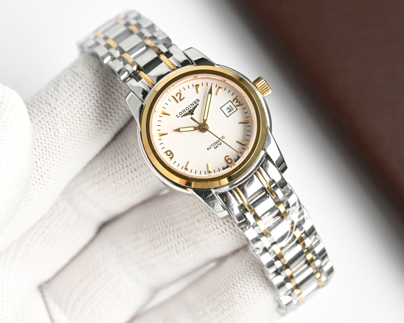 统一价,1400🎩新版:LONGINES/浪琴-索伊米亚系列 L4、263.3一7、机械女表。🇨🇭 表式:女士手表。 机芯型号:《🇨🇭瑞士ETA2671自动机械机芯》【质量保障的核心】。 表売:316不锈精钢 尺寸:内径26mm.外径28.5mm【1:1尺寸】 表镜:蓝宝石水晶玻璃镜面。 316不锈钢钢带丶皮带:真牛皮表带丶鳄鱼皮表带。 防水:三度防水【30m】。 精细华丽工艺、完美品质的保障己达每位女士的追求!