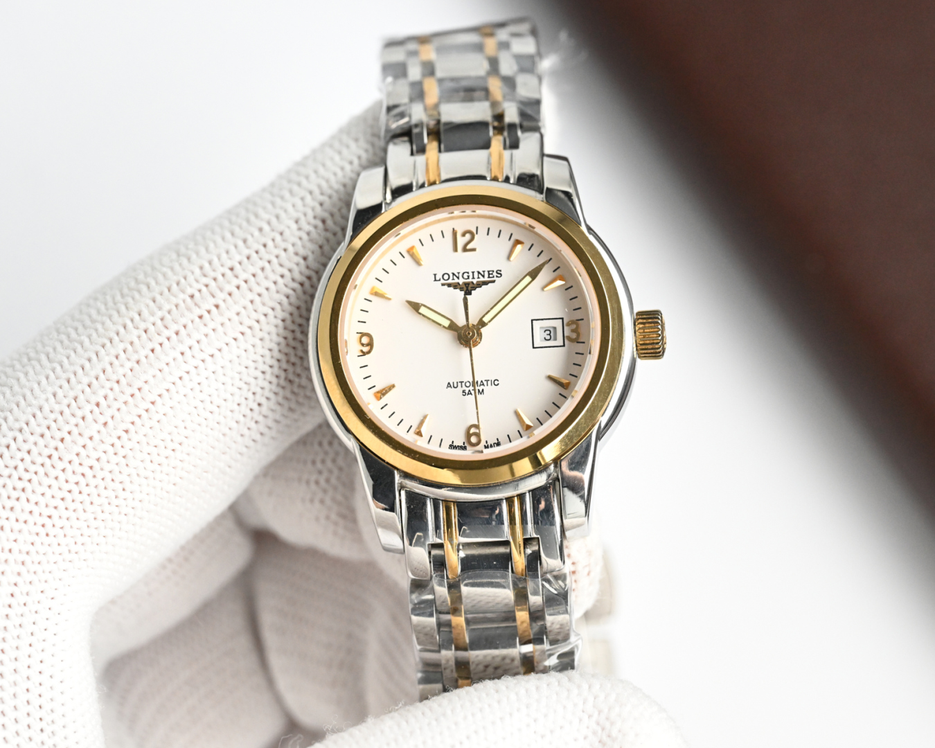 统一价,1400🎩新版:LONGINES/浪琴-索伊米亚系列 L4、263.3一7、机械女表。🇨🇭 表式:女士手表。 机芯型号:《🇨🇭瑞士ETA2671自动机械机芯》【质量保障的核心】。 表売:316不锈精钢 尺寸:内径26mm.外径28.5mm【1:1尺寸】 表镜:蓝宝石水晶玻璃镜面。 316不锈钢钢带丶皮带:真牛皮表带丶鳄鱼皮表带。 防水:三度防水【30m】。 精细华丽工艺、完美品质的保障己达每位女士的追求!