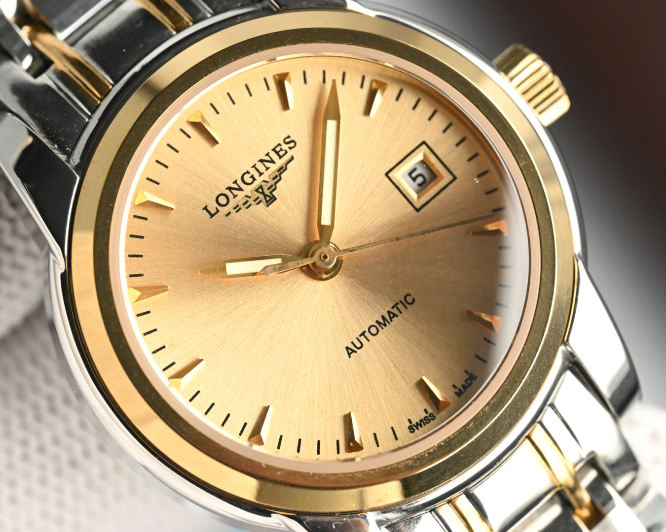 统一价,1400🎩新版:LONGINES/浪琴-索伊米亚系列 L4、263.3一7、机械女表。🇨🇭 表式:女士手表。 机芯型号:《🇨🇭瑞士ETA2671自动机械机芯》【质量保障的核心】。 表売:316不锈精钢 尺寸:内径26mm.外径28.5mm【1:1尺寸】 表镜:蓝宝石水晶玻璃镜面。 316不锈钢钢带丶皮带:真牛皮表带丶鳄鱼皮表带。 防水:三度防水【30m】。 精细华丽工艺、完美品质的保障己达每位女士的追求!