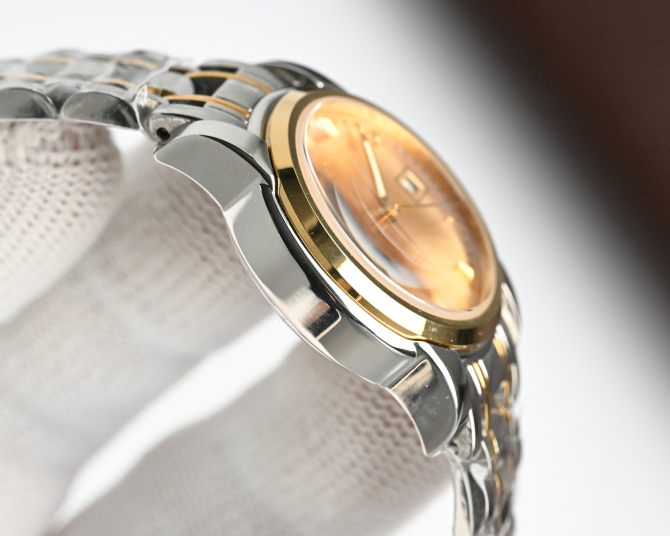 统一价,1400🎩新版:LONGINES/浪琴-索伊米亚系列 L4、263.3一7、机械女表。🇨🇭 表式:女士手表。 机芯型号:《🇨🇭瑞士ETA2671自动机械机芯》【质量保障的核心】。 表売:316不锈精钢 尺寸:内径26mm.外径28.5mm【1:1尺寸】 表镜:蓝宝石水晶玻璃镜面。 316不锈钢钢带丶皮带:真牛皮表带丶鳄鱼皮表带。 防水:三度防水【30m】。 精细华丽工艺、完美品质的保障己达每位女士的追求!
