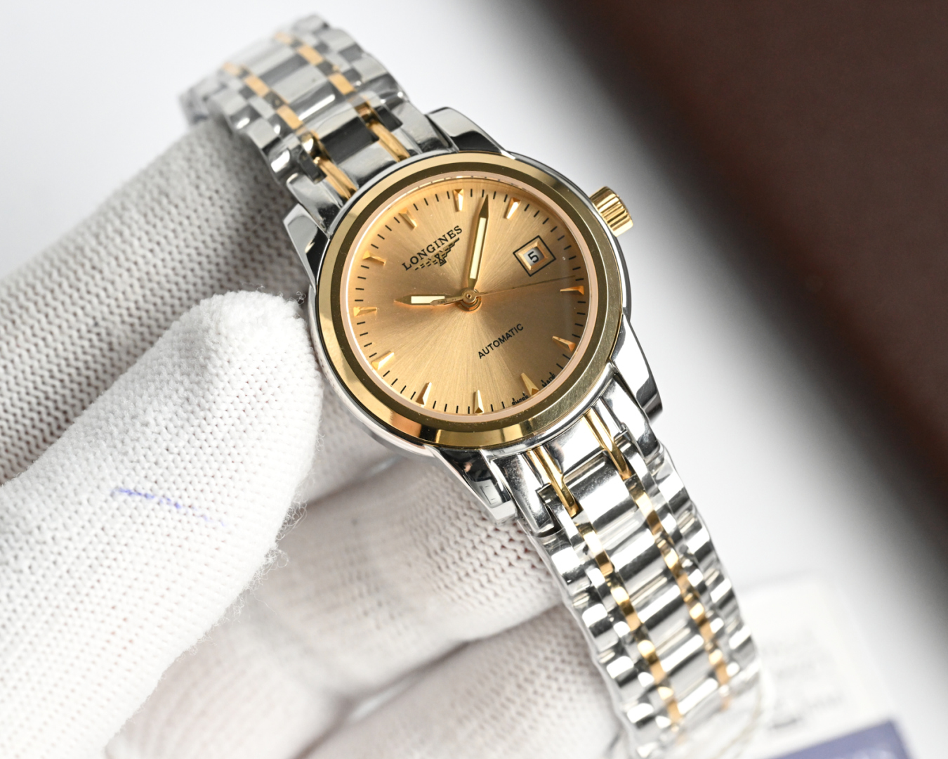 统一价,1400🎩新版:LONGINES/浪琴-索伊米亚系列 L4、263.3一7、机械女表。🇨🇭 表式:女士手表。 机芯型号:《🇨🇭瑞士ETA2671自动机械机芯》【质量保障的核心】。 表売:316不锈精钢 尺寸:内径26mm.外径28.5mm【1:1尺寸】 表镜:蓝宝石水晶玻璃镜面。 316不锈钢钢带丶皮带:真牛皮表带丶鳄鱼皮表带。 防水:三度防水【30m】。 精细华丽工艺、完美品质的保障己达每位女士的追求!
