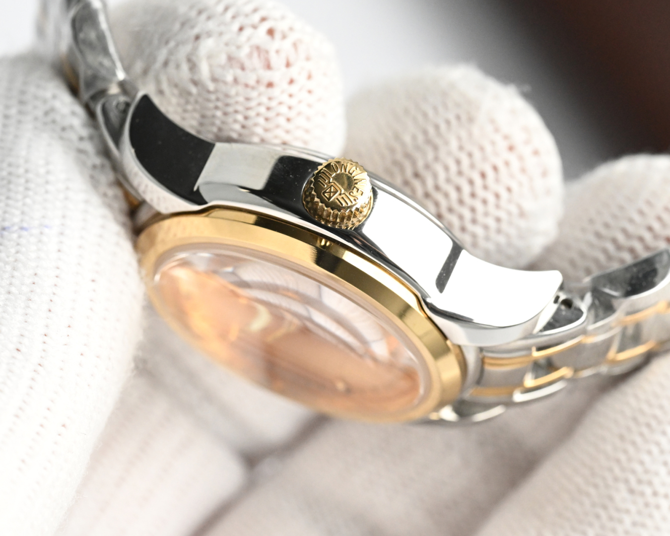 统一价,1400🎩新版:LONGINES/浪琴-索伊米亚系列 L4、263.3一7、机械女表。🇨🇭 表式:女士手表。 机芯型号:《🇨🇭瑞士ETA2671自动机械机芯》【质量保障的核心】。 表売:316不锈精钢 尺寸:内径26mm.外径28.5mm【1:1尺寸】 表镜:蓝宝石水晶玻璃镜面。 316不锈钢钢带丶皮带:真牛皮表带丶鳄鱼皮表带。 防水:三度防水【30m】。 精细华丽工艺、完美品质的保障己达每位女士的追求!