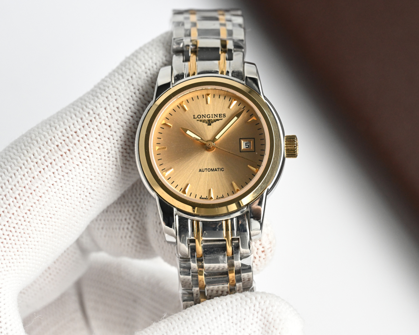 统一价,1400🎩新版:LONGINES/浪琴-索伊米亚系列 L4、263.3一7、机械女表。🇨🇭 表式:女士手表。 机芯型号:《🇨🇭瑞士ETA2671自动机械机芯》【质量保障的核心】。 表売:316不锈精钢 尺寸:内径26mm.外径28.5mm【1:1尺寸】 表镜:蓝宝石水晶玻璃镜面。 316不锈钢钢带丶皮带:真牛皮表带丶鳄鱼皮表带。 防水:三度防水【30m】。 精细华丽工艺、完美品质的保障己达每位女士的追求!
