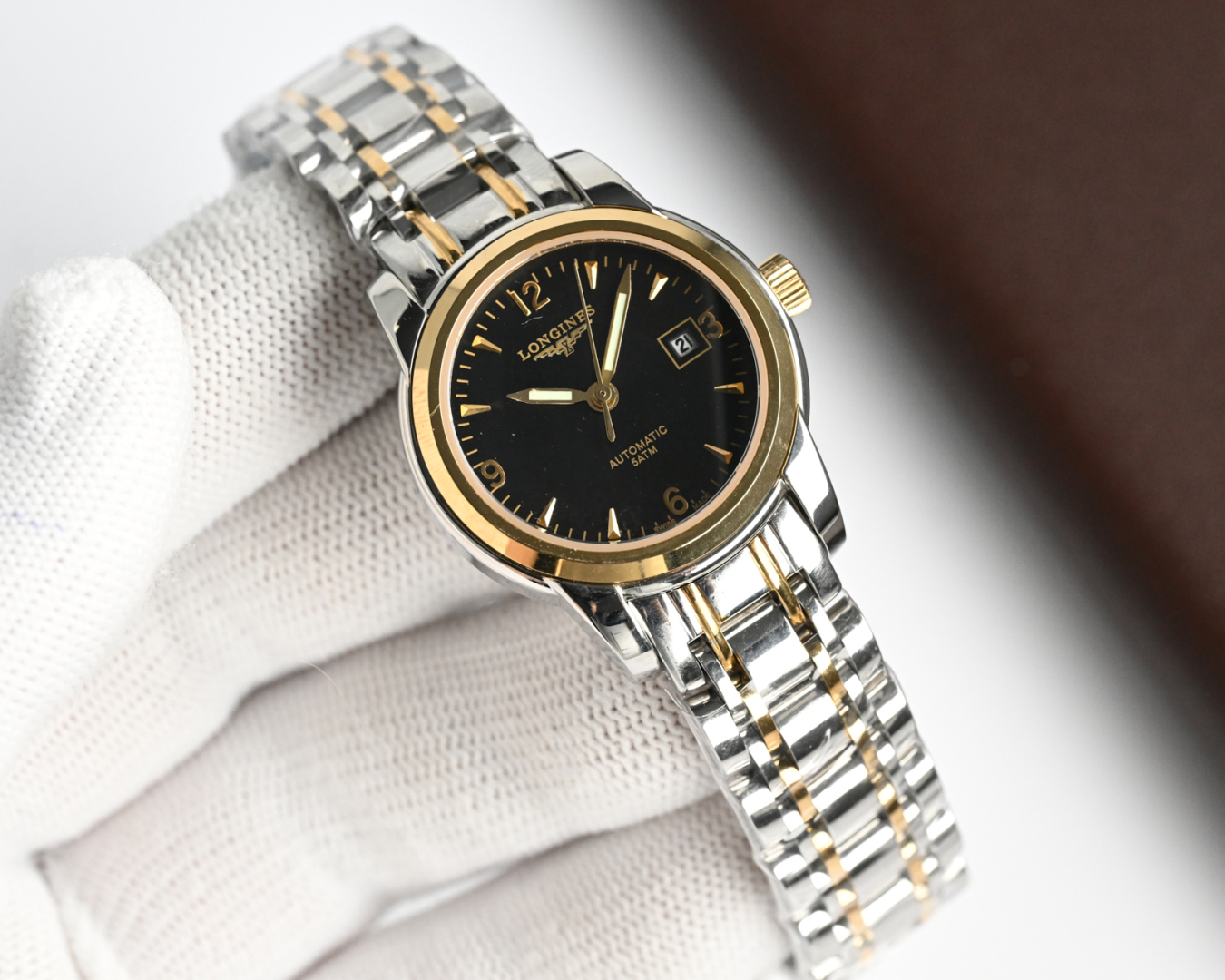 统一价,1400🎩新版:LONGINES/浪琴-索伊米亚系列 L4、263.3一7、机械女表。🇨🇭 表式:女士手表。 机芯型号:《🇨🇭瑞士ETA2671自动机械机芯》【质量保障的核心】。 表売:316不锈精钢 尺寸:内径26mm.外径28.5mm【1:1尺寸】 表镜:蓝宝石水晶玻璃镜面。 316不锈钢钢带丶皮带:真牛皮表带丶鳄鱼皮表带。 防水:三度防水【30m】。 精细华丽工艺、完美品质的保障己达每位女士的追求!