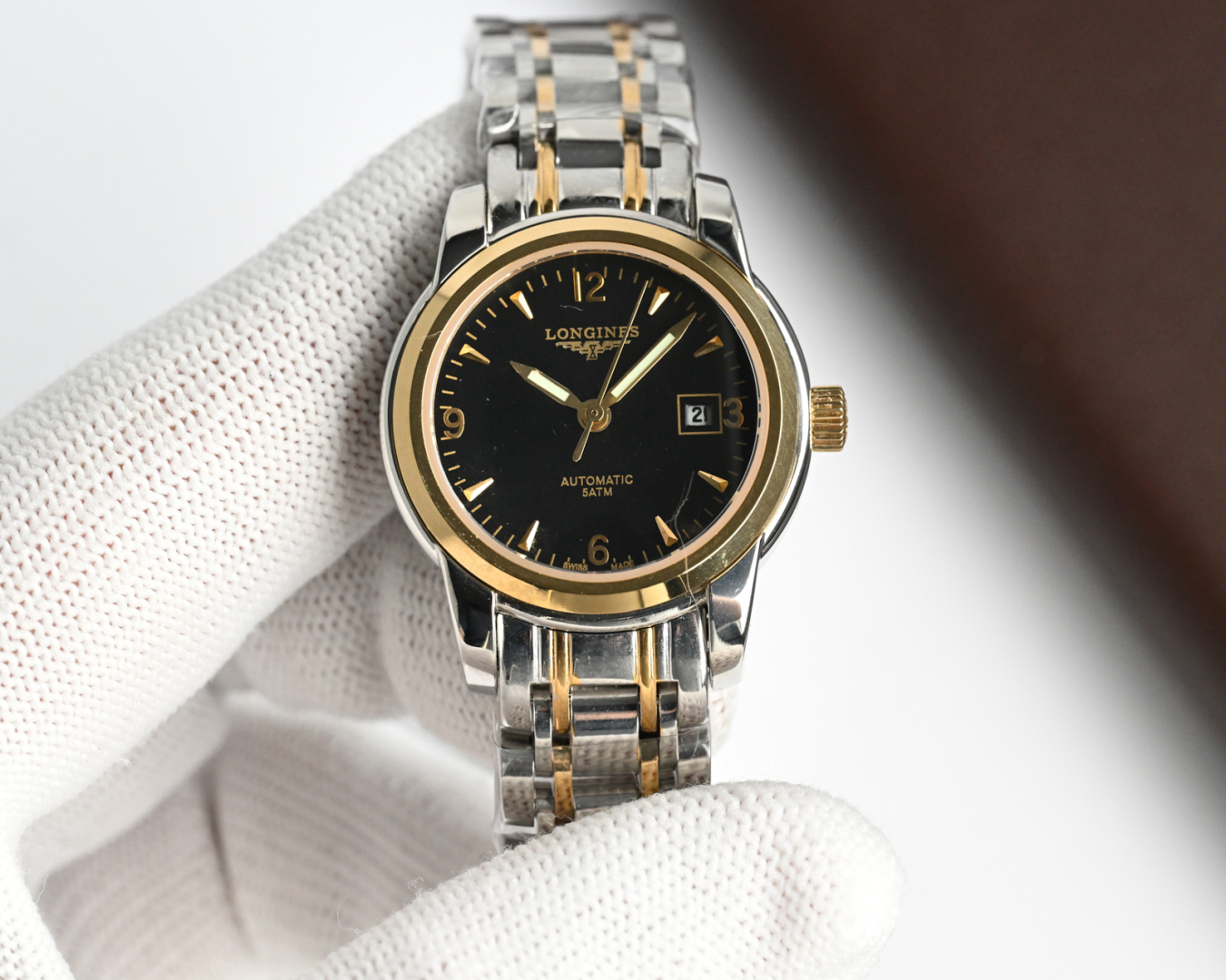 统一价,1400🎩新版:LONGINES/浪琴-索伊米亚系列 L4、263.3一7、机械女表。🇨🇭 表式:女士手表。 机芯型号:《🇨🇭瑞士ETA2671自动机械机芯》【质量保障的核心】。 表売:316不锈精钢 尺寸:内径26mm.外径28.5mm【1:1尺寸】 表镜:蓝宝石水晶玻璃镜面。 316不锈钢钢带丶皮带:真牛皮表带丶鳄鱼皮表带。 防水:三度防水【30m】。 精细华丽工艺、完美品质的保障己达每位女士的追求!