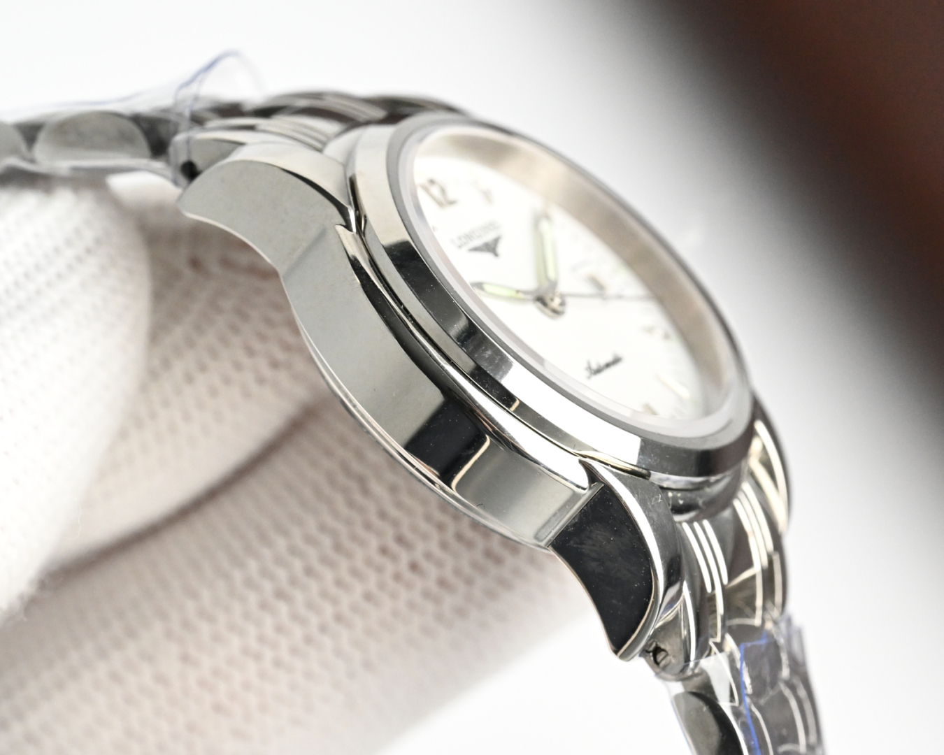 1400💰新版：LONGINES／浪琴-索伊米亚系列 L4、263．3一7、机械女表。🇨🇭      表式：女士手表。   机芯型号：《🇨🇭瑞士ETA2671自动机械机芯》【质量保障的核心】。   表売：316不锈精钢      尺寸：内径26mm．外径28.5mm【1：1尺寸】       表镜：蓝宝石水晶玻璃镜面。    316不锈钢钢带丶皮带：真牛皮表带丶鳄鱼皮表带。   防水：三度防水【30m】。  精细华丽工艺、完美品质的保障己达每位女士的追求!