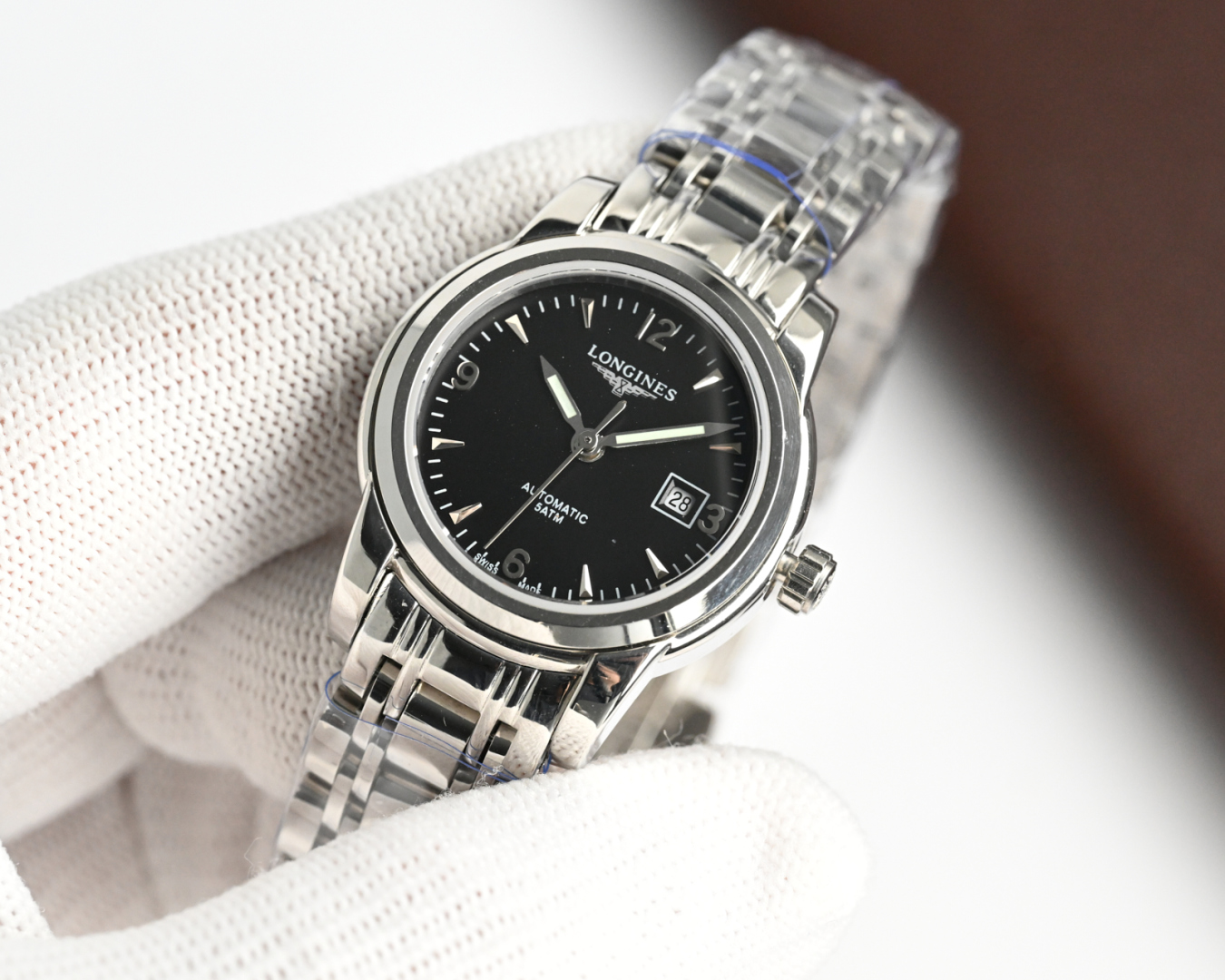 1400💰新版：LONGINES／浪琴-索伊米亚系列 L4、263．3一7、机械女表。🇨🇭      表式：女士手表。   机芯型号：《🇨🇭瑞士ETA2671自动机械机芯》【质量保障的核心】。   表売：316不锈精钢      尺寸：内径26mm．外径28.5mm【1：1尺寸】       表镜：蓝宝石水晶玻璃镜面。    316不锈钢钢带丶皮带：真牛皮表带丶鳄鱼皮表带。   防水：三度防水【30m】。  精细华丽工艺、完美品质的保障己达每位女士的追求!
