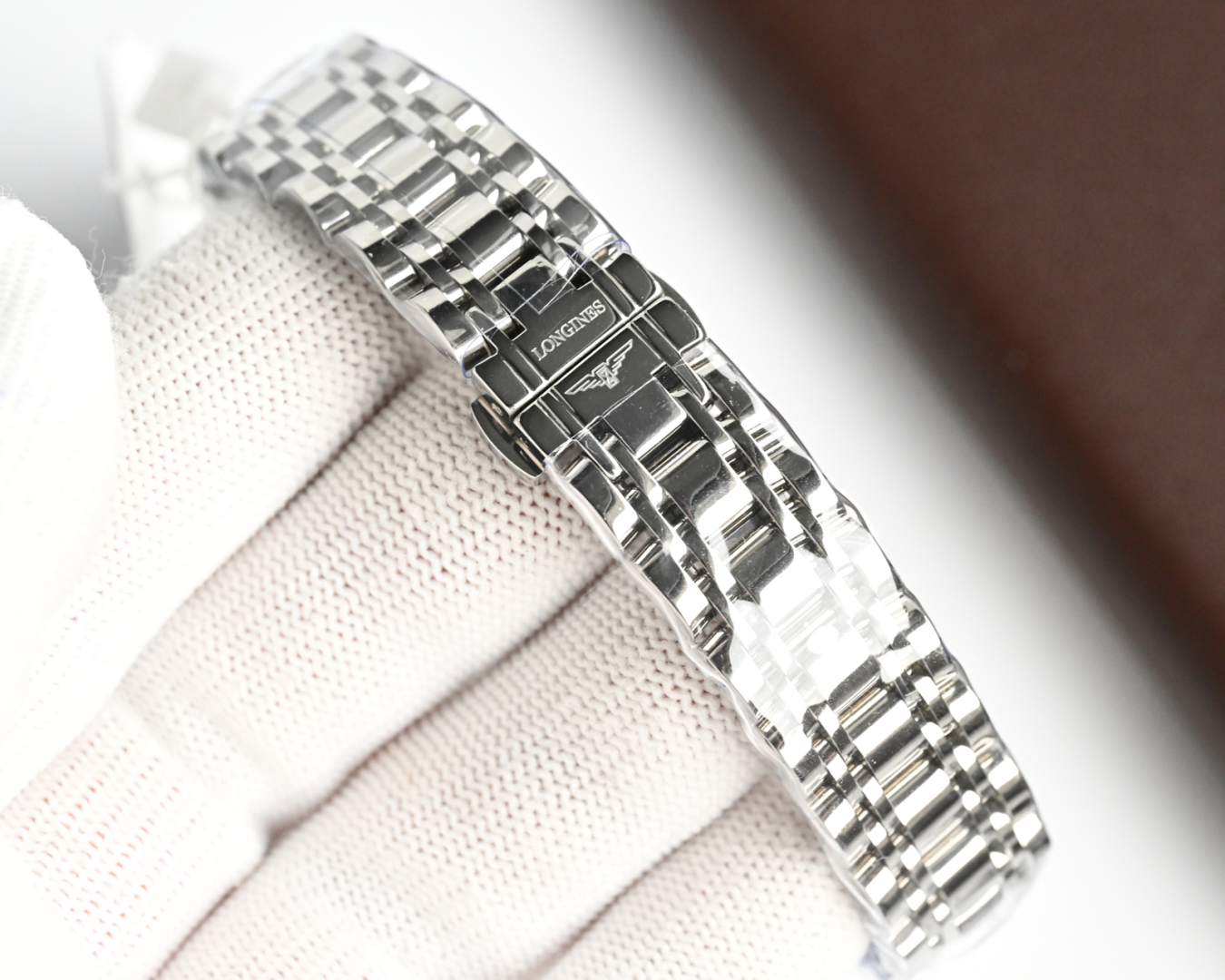 统一价,1400🎩新版:LONGINES/浪琴-索伊米亚系列 L4、263.3一7、机械女表。🇨🇭 表式:女士手表。 机芯型号:《🇨🇭瑞士ETA2671自动机械机芯》【质量保障的核心】。 表売:316不锈精钢 尺寸:内径26mm.外径28.5mm【1:1尺寸】 表镜:蓝宝石水晶玻璃镜面。 316不锈钢钢带丶皮带:真牛皮表带丶鳄鱼皮表带。 防水:三度防水【30m】。 精细华丽工艺、完美品质的保障己达每位女士的追求!