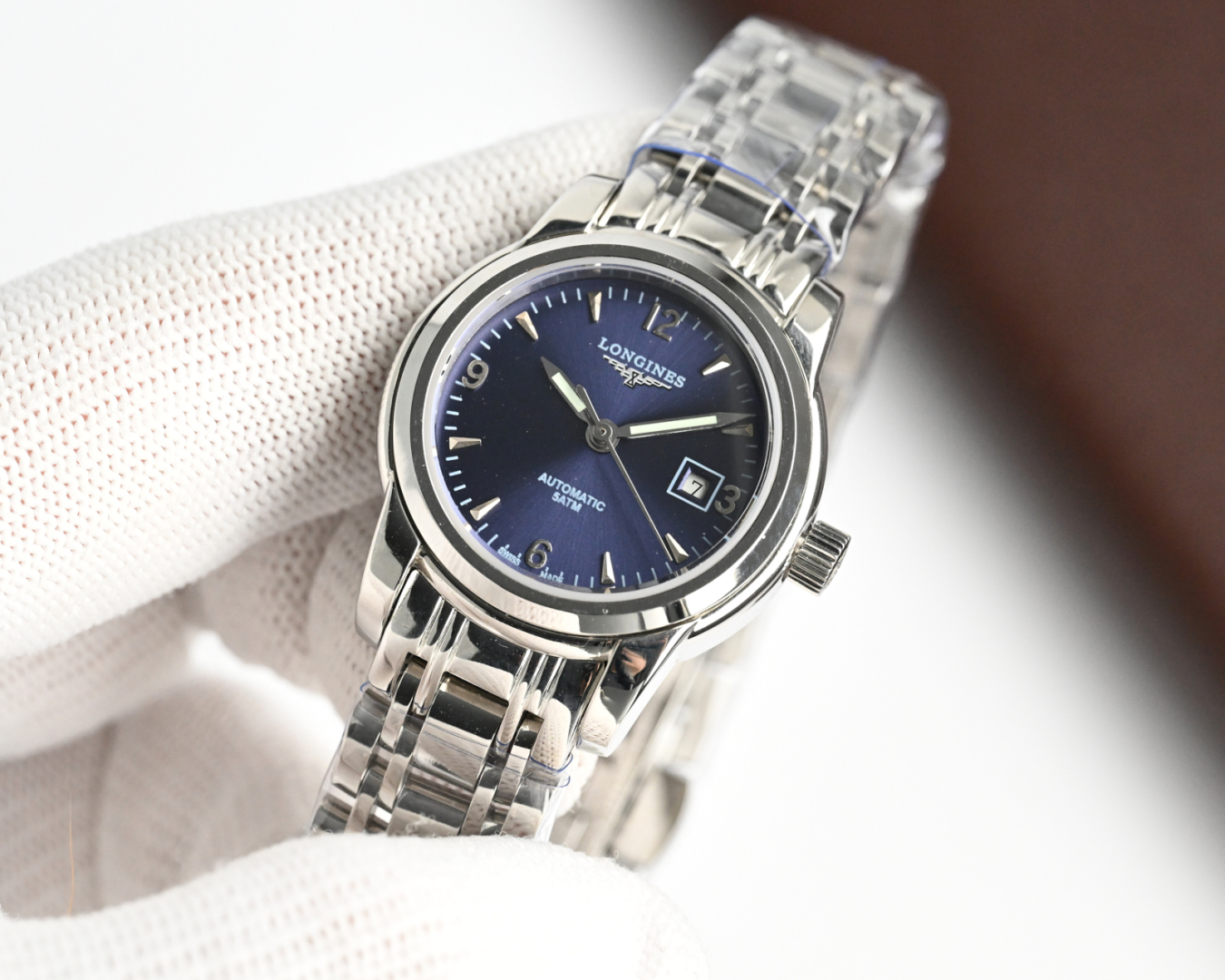 统一价,1400🎩新版:LONGINES/浪琴-索伊米亚系列 L4、263.3一7、机械女表。🇨🇭 表式:女士手表。 机芯型号:《🇨🇭瑞士ETA2671自动机械机芯》【质量保障的核心】。 表売:316不锈精钢 尺寸:内径26mm.外径28.5mm【1:1尺寸】 表镜:蓝宝石水晶玻璃镜面。 316不锈钢钢带丶皮带:真牛皮表带丶鳄鱼皮表带。 防水:三度防水【30m】。 精细华丽工艺、完美品质的保障己达每位女士的追求!