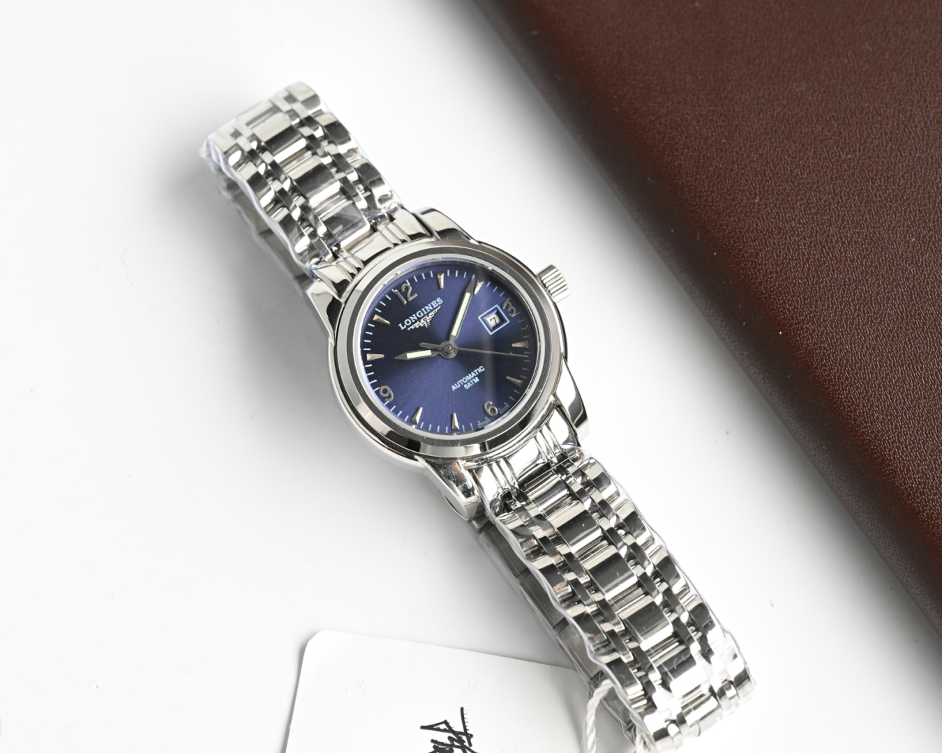 统一价,1400🎩新版:LONGINES/浪琴-索伊米亚系列 L4、263.3一7、机械女表。🇨🇭 表式:女士手表。 机芯型号:《🇨🇭瑞士ETA2671自动机械机芯》【质量保障的核心】。 表売:316不锈精钢 尺寸:内径26mm.外径28.5mm【1:1尺寸】 表镜:蓝宝石水晶玻璃镜面。 316不锈钢钢带丶皮带:真牛皮表带丶鳄鱼皮表带。 防水:三度防水【30m】。 精细华丽工艺、完美品质的保障己达每位女士的追求!