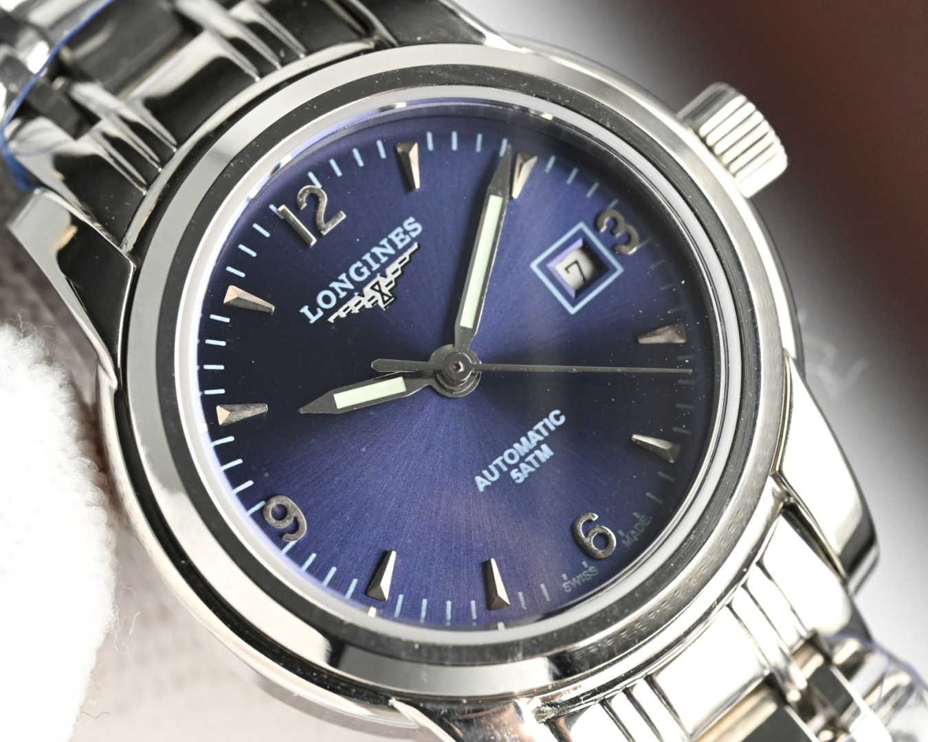 统一价,1400🎩新版:LONGINES/浪琴-索伊米亚系列 L4、263.3一7、机械女表。🇨🇭 表式:女士手表。 机芯型号:《🇨🇭瑞士ETA2671自动机械机芯》【质量保障的核心】。 表売:316不锈精钢 尺寸:内径26mm.外径28.5mm【1:1尺寸】 表镜:蓝宝石水晶玻璃镜面。 316不锈钢钢带丶皮带:真牛皮表带丶鳄鱼皮表带。 防水:三度防水【30m】。 精细华丽工艺、完美品质的保障己达每位女士的追求!
