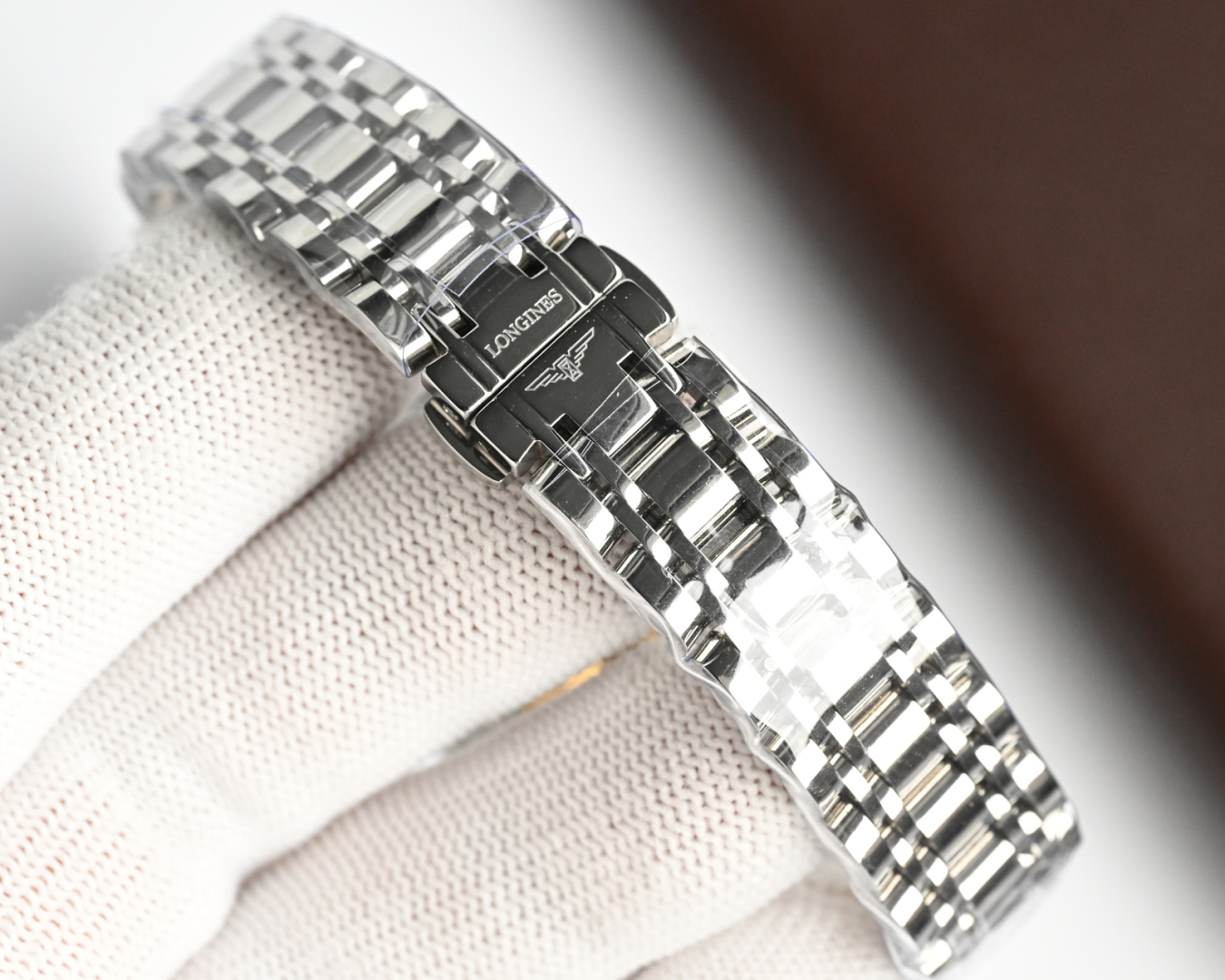 统一价,1400🎩新版:LONGINES/浪琴-索伊米亚系列 L4、263.3一7、机械女表。🇨🇭 表式:女士手表。 机芯型号:《🇨🇭瑞士ETA2671自动机械机芯》【质量保障的核心】。 表売:316不锈精钢 尺寸:内径26mm.外径28.5mm【1:1尺寸】 表镜:蓝宝石水晶玻璃镜面。 316不锈钢钢带丶皮带:真牛皮表带丶鳄鱼皮表带。 防水:三度防水【30m】。 精细华丽工艺、完美品质的保障己达每位女士的追求!