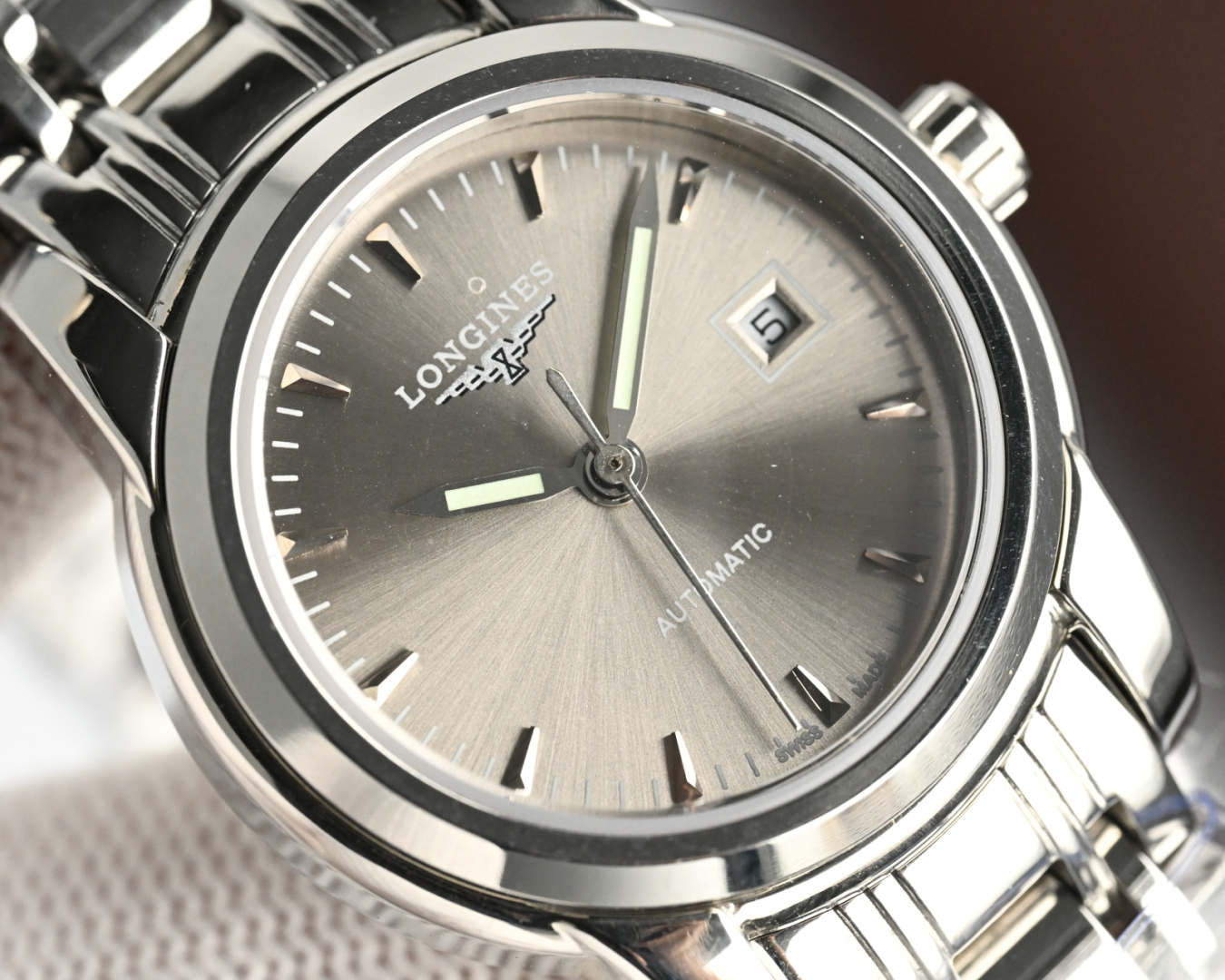 统一价,1400🎩新版:LONGINES/浪琴-索伊米亚系列 L4、263.3一7、机械女表。🇨🇭 表式:女士手表。 机芯型号:《🇨🇭瑞士ETA2671自动机械机芯》【质量保障的核心】。 表売:316不锈精钢 尺寸:内径26mm.外径28.5mm【1:1尺寸】 表镜:蓝宝石水晶玻璃镜面。 316不锈钢钢带丶皮带:真牛皮表带丶鳄鱼皮表带。 防水:三度防水【30m】。 精细华丽工艺、完美品质的保障己达每位女士的追求!