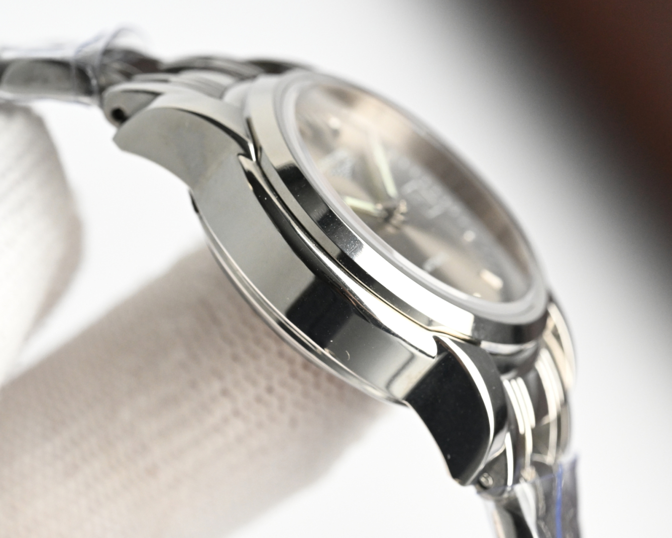 统一价,1400🎩新版:LONGINES/浪琴-索伊米亚系列 L4、263.3一7、机械女表。🇨🇭 表式:女士手表。 机芯型号:《🇨🇭瑞士ETA2671自动机械机芯》【质量保障的核心】。 表売:316不锈精钢 尺寸:内径26mm.外径28.5mm【1:1尺寸】 表镜:蓝宝石水晶玻璃镜面。 316不锈钢钢带丶皮带:真牛皮表带丶鳄鱼皮表带。 防水:三度防水【30m】。 精细华丽工艺、完美品质的保障己达每位女士的追求!