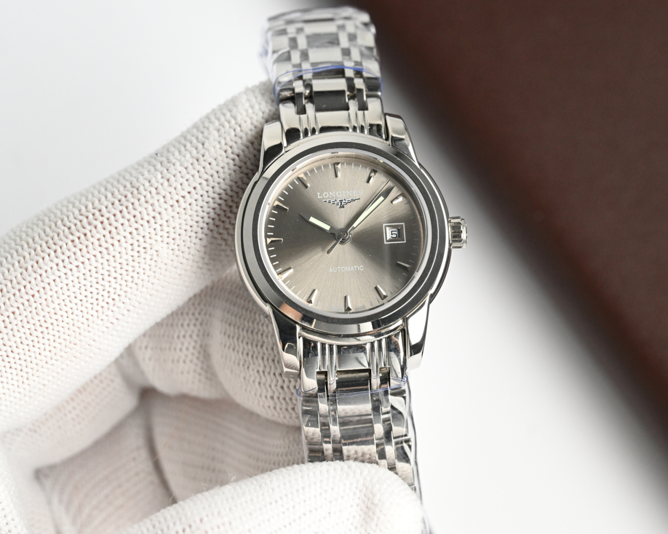 统一价,1400🎩新版:LONGINES/浪琴-索伊米亚系列 L4、263.3一7、机械女表。🇨🇭 表式:女士手表。 机芯型号:《🇨🇭瑞士ETA2671自动机械机芯》【质量保障的核心】。 表売:316不锈精钢 尺寸:内径26mm.外径28.5mm【1:1尺寸】 表镜:蓝宝石水晶玻璃镜面。 316不锈钢钢带丶皮带:真牛皮表带丶鳄鱼皮表带。 防水:三度防水【30m】。 精细华丽工艺、完美品质的保障己达每位女士的追求!