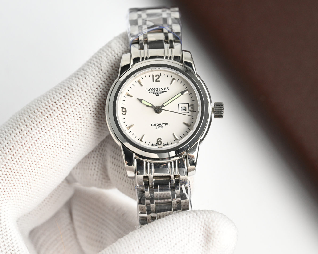 统一价,1400🎩新版:LONGINES/浪琴-索伊米亚系列 L4、263.3一7、机械女表。🇨🇭 表式:女士手表。 机芯型号:《🇨🇭瑞士ETA2671自动机械机芯》【质量保障的核心】。 表売:316不锈精钢 尺寸:内径26mm.外径28.5mm【1:1尺寸】 表镜:蓝宝石水晶玻璃镜面。 316不锈钢钢带丶皮带:真牛皮表带丶鳄鱼皮表带。 防水:三度防水【30m】。 精细华丽工艺、完美品质的保障己达每位女士的追求!