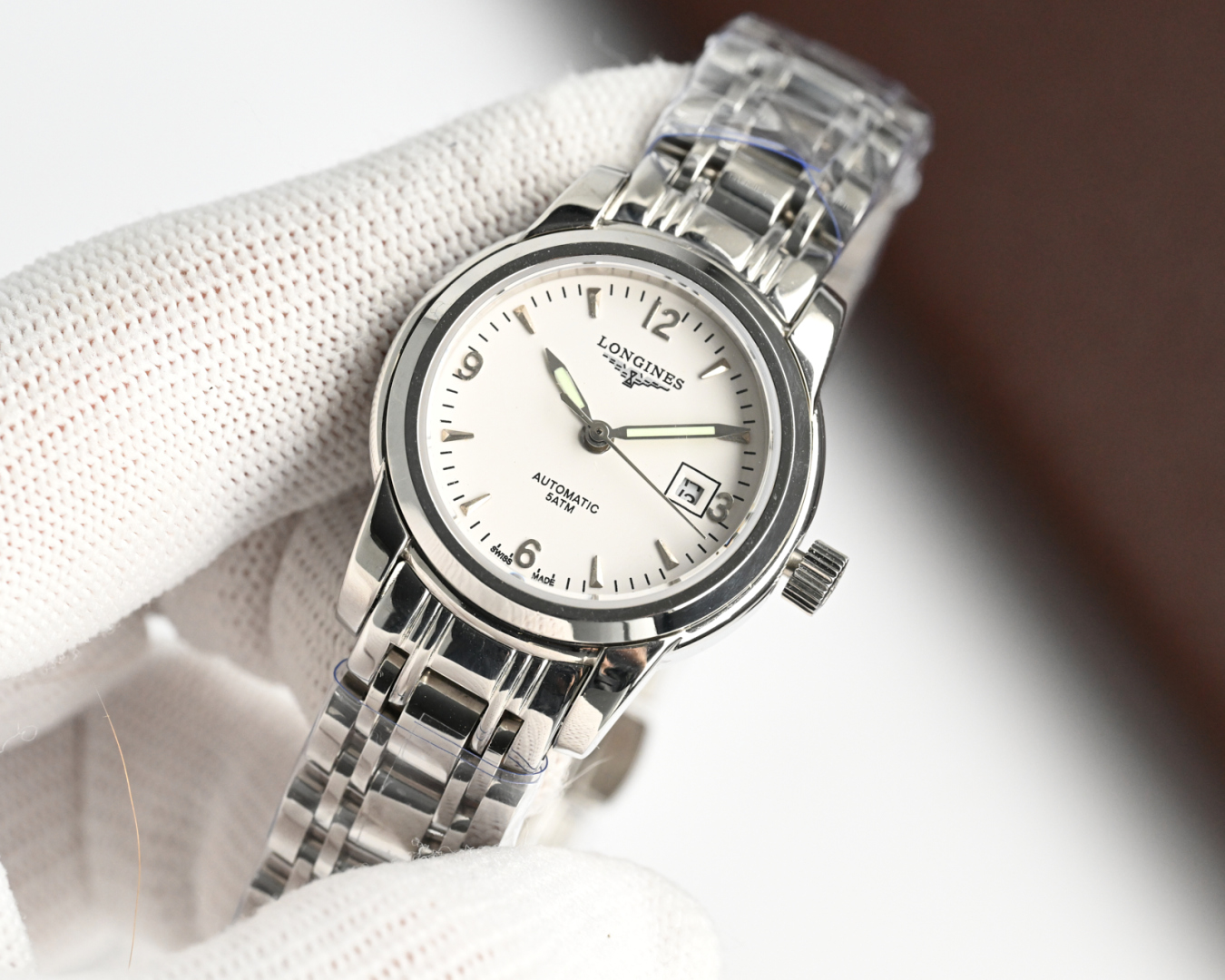 统一价,1400🎩新版:LONGINES/浪琴-索伊米亚系列 L4、263.3一7、机械女表。🇨🇭 表式:女士手表。 机芯型号:《🇨🇭瑞士ETA2671自动机械机芯》【质量保障的核心】。 表売:316不锈精钢 尺寸:内径26mm.外径28.5mm【1:1尺寸】 表镜:蓝宝石水晶玻璃镜面。 316不锈钢钢带丶皮带:真牛皮表带丶鳄鱼皮表带。 防水:三度防水【30m】。 精细华丽工艺、完美品质的保障己达每位女士的追求!