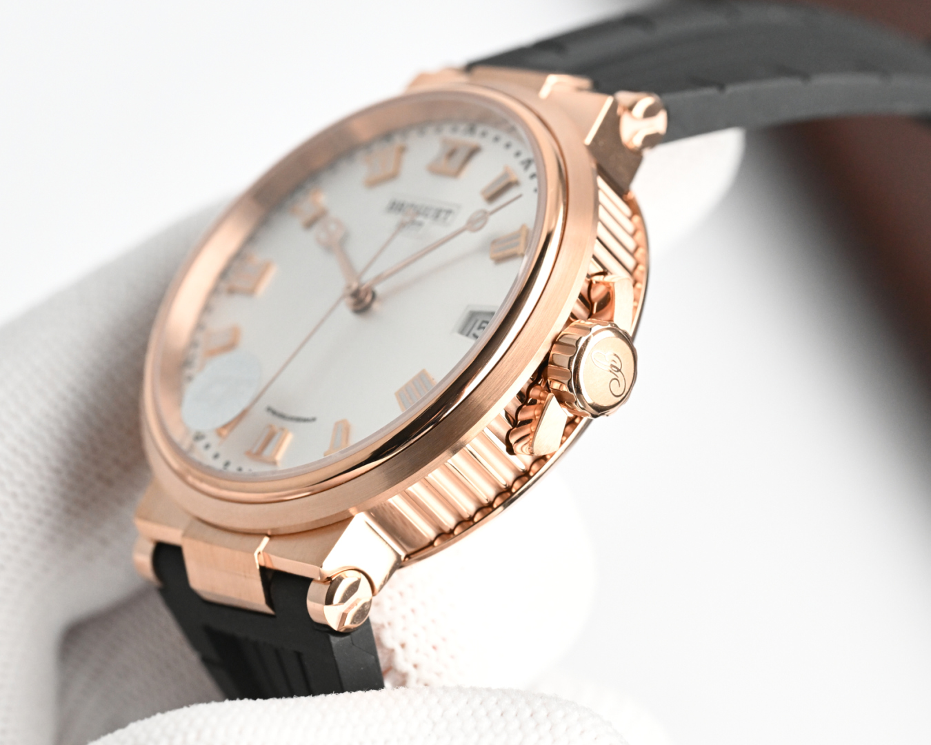 Series 3910: High-Quality Wristwatch with Solar-Radiation Palette and Water-Proof Features - 图片 7