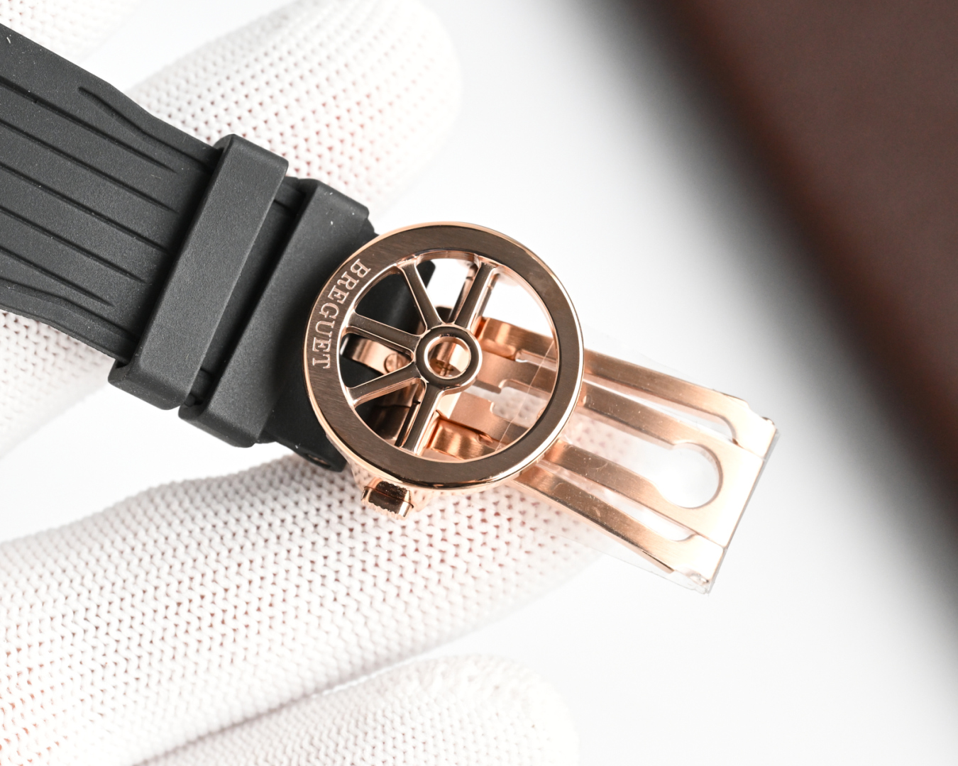 Series 3910: High-Quality Wristwatch with Solar-Radiation Palette and Water-Proof Features - 图片 9