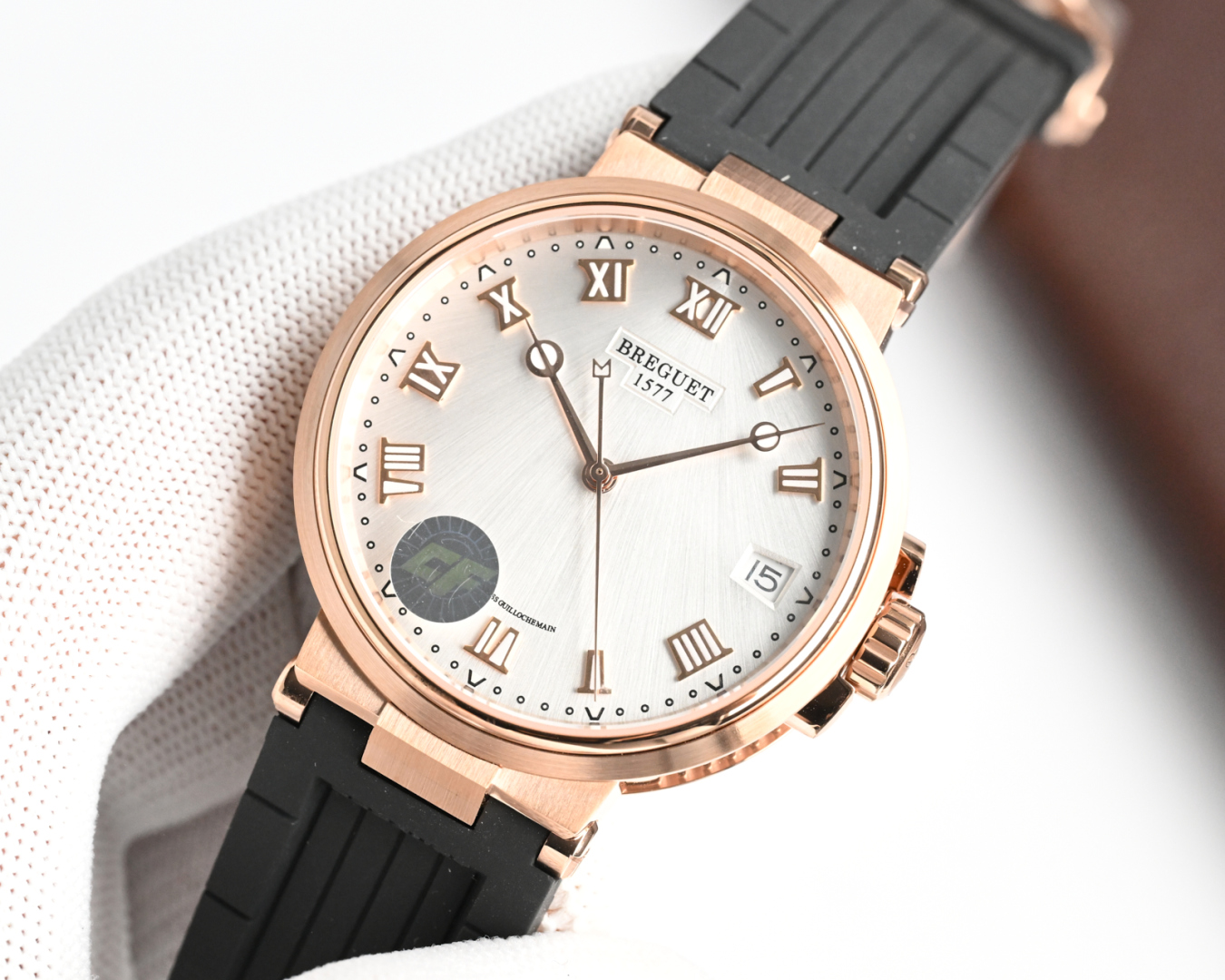 Series 3910: High-Quality Wristwatch with Solar-Radiation Palette and Water-Proof Features - 图片 6