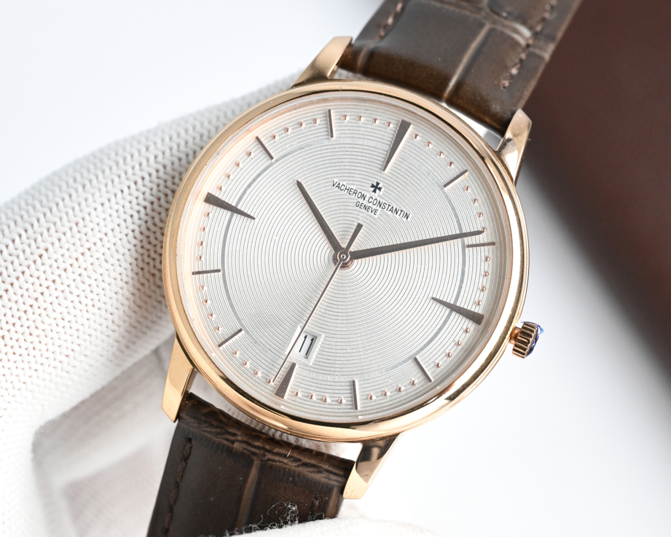 NO:741743,[Wall Crack Recommendation] The market’s highest replica V4 upgraded version Vacheron Constantin VC Heritage Series 85180 watch!  1 [Case] Size 40MMX9MM, perfectly round case, with slightly isolated lug design, making it more suitable for the wearer's wrist. Each finished case needs to undergo MK's strict quality control to restore the unique texture of the original. 2 [Movement] Steel wheels and other components are carefully decorated by MK watchmakers, and the automatic oscillating weight is plated with 18k gold, maximizing the original exquisite craftsmanship.  3 [Mirror] The two sapphire glass mirrors on the front and back are treated with anti-vertigo coating. 4 [Strap] Double-layer Italian calfskin, with Maltese cross pin buckle. A sincere work, you are welcome to appreciate it!  ,,vacheron,cowhide19860909【墙裂推荐】市场最高复刻 V4升级版本 江诗丹顿VC传承系列85180腕表！ 1【表壳】尺寸40MMX9MM,完美圆形的表壳,搭配微孤式表耳设计,使之更加贴合佩戴者的手腕.每一个成品壳套,都需经过MK严格的质量把控,方能还原正品独特的质感. 2【机芯】钢轮等部件均由MK制表师精工装饰,自动摆陀更是镀有18k金,最大限度呈现原装精湛的工艺水平. 3【表镜】前后两片蓝宝石玻璃镜面,均有防眩晕镀膜处理. 4【表带】双层意大利小牛皮,搭配马耳他十字针扣. 诚意之作 欢迎您的品鉴！,,vacheron,cowhide,Watch