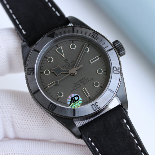 Tudor Black Bay Dark: Reloj de Buceo Automático con Correa de Cuero 8 Tudor Black Bay Dark: Reloj de Buceo Automático con Correa de Cuero