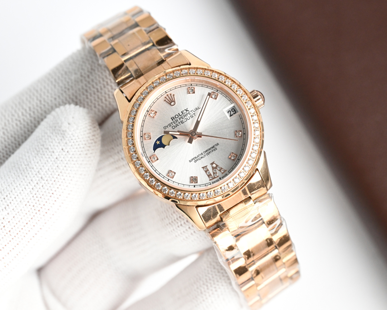 NO:858241,The hottest model of the year recommends the best women's model. Rolex's new R OLEX lady jewelry series, moon [moon] phase [sun] series, 9-digit sun, moon and star function, equipped with original imported call8217 month camera core (0 repairs, 0 after-sales), high-end mother-of-pearl dial fashionable women's watch, super luminous at night, unique 3-digit calendar  316L stainless steel case (thickness 10mm), made of high-quality Swarovski crystal diamonds, mirror grade 9 sapphire crystal scratch-resistant glass, waterproof depth: 50 meters, watch strap, ceramic steel strap/Italian selected calfskin, finely polished, fresh and elegant, generous and decent, a must-have for goddesses, high quality, give it to your lover, give it to your best friend, five-star recommendation!  !  ,,swarovski,rolex,cowhide19860909年度爆款推荐最佳女款 劳力士新款R OLEX 淑女珠宝系列 月[月亮]相[太阳]系列,9字位日月星辰功能,搭载原装进口call8217月相机芯(0返修0售后）, 采用高端珍珠贝母表盘时尚女表 夜时超强夜光独特3字位日历 316L精钢表壳（厚度10mm）,壳上采用高品质施华洛世奇水晶钻石,镜面9级蓝宝石水晶防刮玻璃,防水深度:50米表带陶瓷钢带/意大利精选小牛皮,精细打磨,清新优雅,大方得体女神必备款高品质 送爱人 送闺蜜 五星推荐！！,,swarovski,rolex,cowhide,Watch