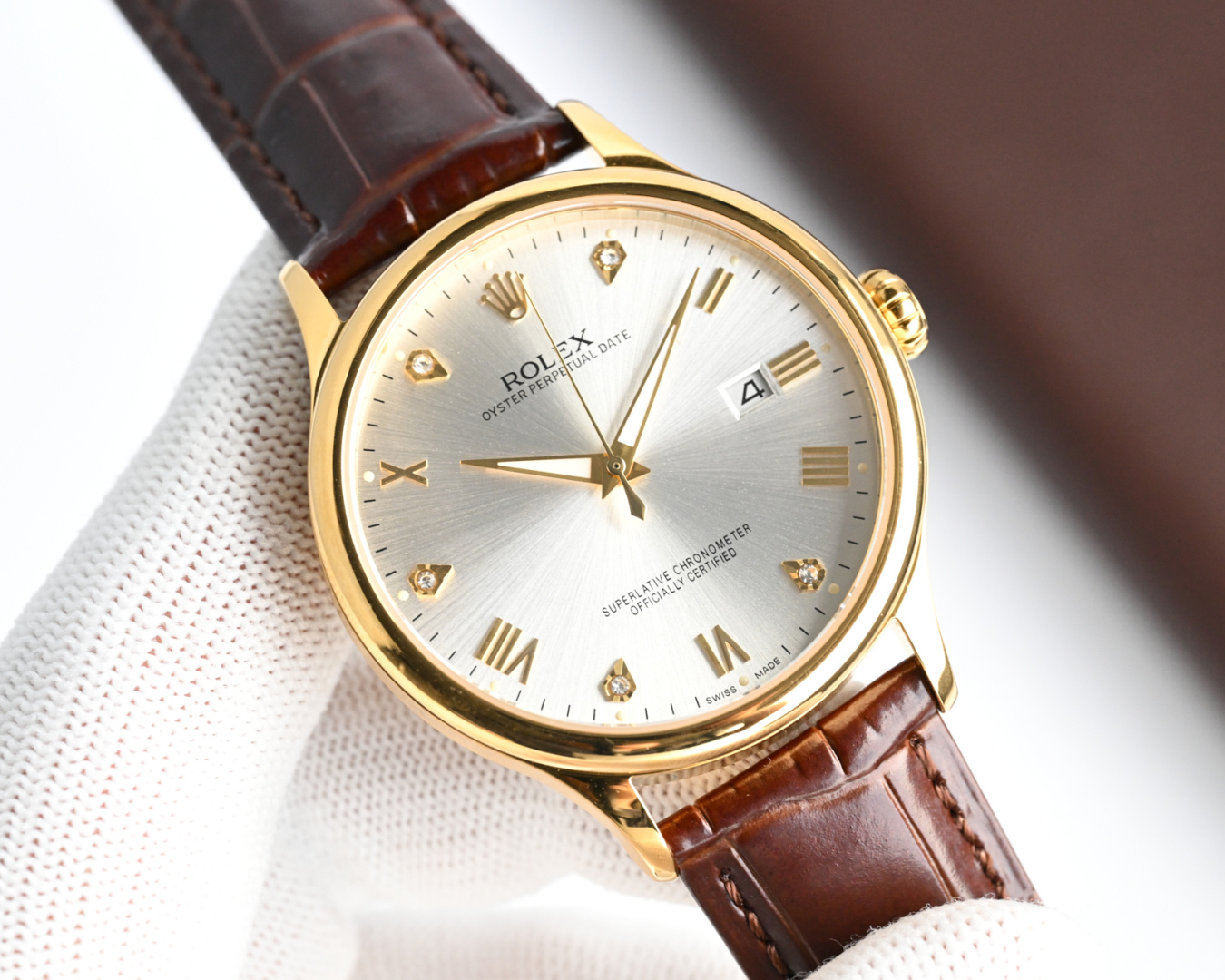 NO:726391,Produced by TW, the white-gold TW Factory Rolex business watch is now on the market. The PV7 is simple, elegant and elegant, and is the best choice for business!  This watch is equipped with an original imported ultra-thin movement with a vibration frequency of 28,800 times per hour, stable performance, and zero repairs!  The watch case is made of 316 stainless steel, sapphire glass mirror, with Italian leather strap, unique pumpkin handle, 40 mm in diameter, super waterproof, simple and elegant, high-end quality, suitable for various business occasions!  For the best luxury gift recommendations, please look for TW’s exclusive quality, rolex19860909TW 出品 白-金 TW Factory 劳力士商务腕表火爆上市PV7简雅大方,商务优选！该表搭载原装进口超薄机芯,每小时振频28800次,性能稳定,零返修！表壳 釆用316 精钢,蓝宝石玻璃镜面,搭配意大利真皮表带,独特的南瓜把的,直径40 mm,超强防水,简洁大气,高端品质,适合各种商务场合！送礼最佳奢华推荐请认准TW独家品质,,rolex,Watch