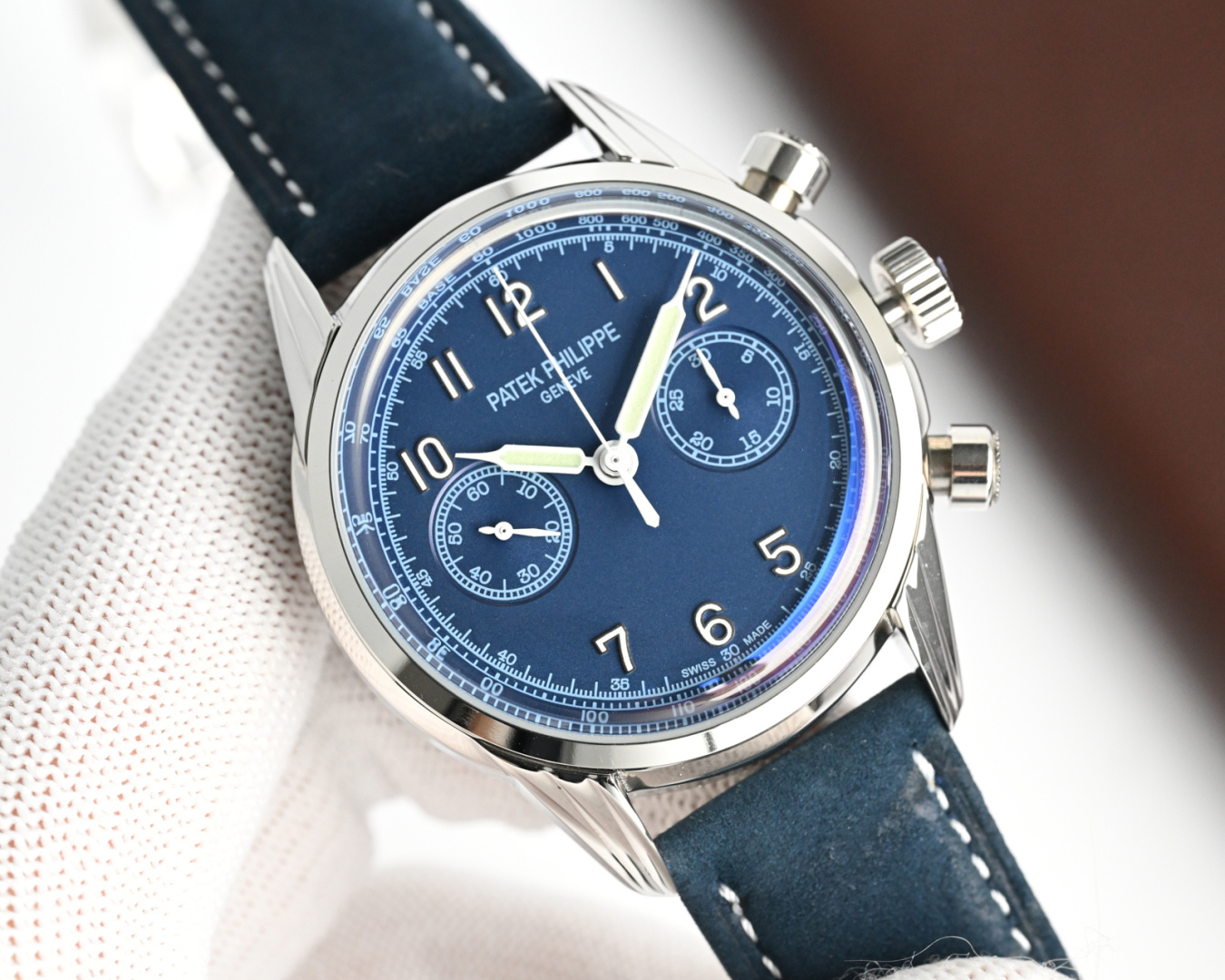 NO:394418,TW Factory [Patek Philippe] PP CT3 Complex Function Chronograph Series 5172G-001 1. The new model with [Denim Blue Dial] is launched, which injects retro temperament into the watch and is favored by high-quality mechanical hour hand enthusiasts. 2. The charcoal gray gold three-dimensional font covered with fluorescent coating, with a scale of the distance meter. 316 fine rigid material, the three-layer lug design unique personality, brings a completely different visual enjoyment. The lugs and the case can be seen from the side, and the lugs show an elegant curve, which is in line with ergonomic settings. Sapphire glass, waterproof coefficient 30 meters, diameter 41 mm, equipped with a chronograph movement, accurate time travel.  3 imported Italian calfskin, blue dial with pp blue cowhide strap, original imported folding buckle, which is perfect, welcome to reprint. Please refer to the best luxury recommendation for gifts, please be sure of TW exclusive quality, patek philippe, cowhide19860909TW 出品 TW Factory【百达翡丽】PP CT3 复杂功能计时系列5172G-001 1推出配备【牛仔蓝色表盘】的全新表款,为腕表注入复古气质,备受高品质机械时针爱好者青睐. 2覆荧光涂层的炭灰色金质立体字块,准距仪刻度.316精刚材质,三层表耳的设计独特个性,带来完全不一样的视觉享受,从侧面可见表耳和表壳连接自然流畅,表耳呈现出优雅的弧度,符合人体工程学设定,蓝宝石玻璃,防水系数30米,直径41毫米,搭载计时机芯,走时精准. 3进口意大利小牛皮,蓝色表盘搭配pp蓝色牛皮表带,原装进口折叠式表扣,堪称完美,欢迎转载.送礼最佳奢华推荐请认准TW独家品质,,patek philippe,cowhide,Watch