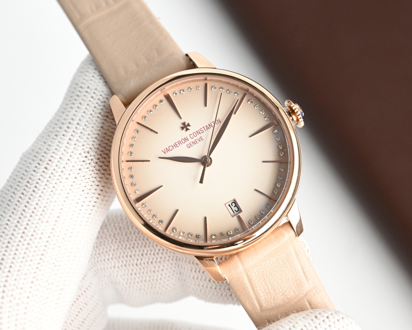 NO:944621,Produced by MKF, white shell, gold shell, 50 diamonds MKF Factory Vacheron Constantin Heritage Series Women's Watch Model 4115U/000G-B Wall Crack Recommendation UY3VC The highest version in the market Details: 1 Diameter 36.5 mm, ultra-thin thickness!  2. Equipped with imported 9015 movement modified Cal.26-330S, stable running time. 3. The dial is soft and cute smoky color, pink gradient dial, girly and elegant impact feeling, gradient effect, the arched outer ring is equipped with a 'bead-type' minute scale change ring, composed of 48 round diamonds!  4 Italian calf leather, satin effect, pointed stitching, checkered pattern, independent quick replacement system, with original original pin buckle and polished half Maltese cross shape to create a perfect product!  MKF Factory’s ingenious masterpiece, all watch friends are welcome to taste it!  For the best luxury gift recommendations, please look for the exclusive quality of MKF factory, Vacheron, Cowhide19860909MKF 出品 白壳 金壳 钻50 MKF Factory 江诗丹顿 传承系列女款腕表型号4115U／000G-B墙裂推荐UY3VC市场最高版本细节方面 1直径36.5毫米,超薄厚度！ 2搭载进口9015机芯改装Cal.26-330S,走时稳定 3表盘软萌烟熏色,粉色渐变色表盘,少女和优雅的撞击感,渐变效果,拱形外圈配有“珠粒式”分钟刻变圈,由48颗圆钻组成！ 4意大利小牛皮,缎面效果,尖头缝线,方格纹,可自主快速替换系统,搭配原装原装针扣经抛光处理的半马耳他十字造型,打造出完美产品！ MKF Factory匠心力作 欢迎各位表友品鉴！送礼最佳奢华推荐请认准MKF厂独家品质,,vacheron,cowhide,Watch