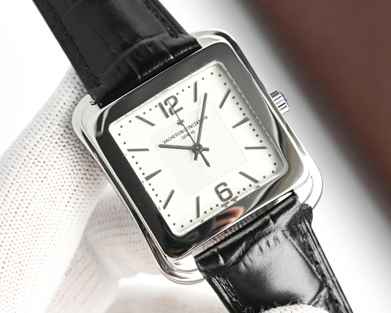 NO:393913,Vacheron Constantin - Historical masterpiece series. A shiny square shell with a simple lined wheat ear dough, paired with an Italian calfskin watch, maximizes the restoration of the authentic artistic senses. [Case] ​​uses ultrasonic polishing technology consistent with the original (very time-consuming). When this process is operated, the force is small, and it will not cause the workpiece to deform, and it can improve the hardness and friction of the metal surface. [Glass] Sapphire crystal glass, double-sided anti-stun coating. [Movement] uses a thin and stable movement, with stable performance and excellent time. Welcome to reprint it!  ,vacheron,cowhide19860909江诗丹顿——历史名作系列 光泽亮丽的方形外壳,内衬简洁的麦穗面盘,搭配意大利小牛皮表,最大限度还原正品的艺术感官.【表壳】采用同原装一致的超声波抛光技术（相当耗费时间）该工艺作业时,力度小,不会引起工件变形,并且可以提高金属表面的硬度和摩擦力.【玻璃】蓝宝石水晶玻璃,双面防眩晕镀膜.【机芯】采用纤薄而又稳定的机芯,性能稳定,走时优秀.欢迎转载！,,vacheron,cowhide,Watch