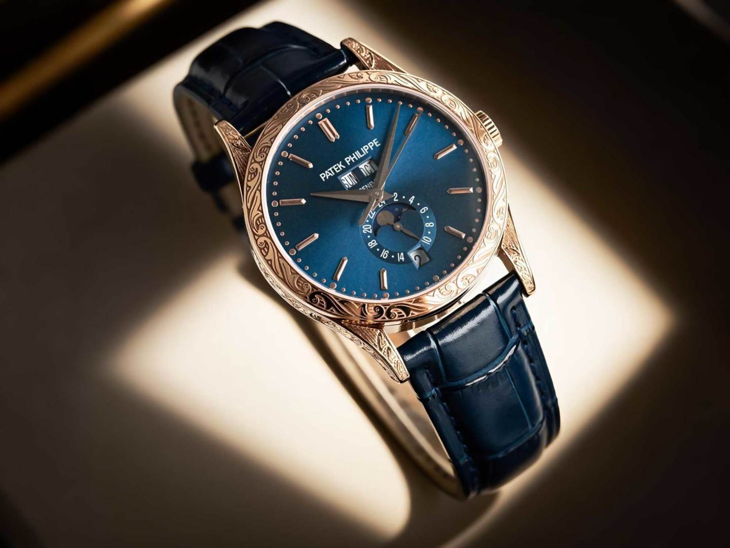 NO:393951,TW launches a new version of the carved shell Patek Philippe complex function Chronograph 5205G watch!  1 After two years of continuous transformation and debugging of the movement, we have always pursued the goal of original technology!  2 diameter 38.5MM!  3 functions are the same as original, moon phase/week/month/calendar!  4 literally high-difficulty dual-color penetration, not ordinary factory process!  5. Sapphire glass mirror surface, with more transparent surface plating!  6 (Technical breakthrough) The shell body is made of exquisite carvings to show the master's exquisite skills!  7 Seagull movement is improved to an integrated Cal.324S movement!  Both large and small plywood can achieve perfect chamfering effect and be processed with rhodium plated. 8 plywood is embellished with imported Swiss gem bearings, with pure color and bright and natural color. TW craftsmanship is welcome to taste it!  ,,patek philippe19860909TW推出新版本雕花壳 百达翡丽复杂功能计时5205G腕表！ 1历经两年不断对机芯进行改造与调试,一贯追求以原装工艺为目标！ 2直径38.5MM！ 3功能同原装一致,月相/星期/月份/日历！ 4字面为高难度双色渗透,非普通厂工艺！ 5蓝宝石玻璃镜面,表面镀多一层通透！ 6（技术突破)壳身采用巧夺天工精美雕花展示出大师的精湛技艺！ 7海鸥机芯改进为一体Cal.324S机芯！ 大小夹板均能做到完美倒角效果,并做镀铑加工. 8夹板采用瑞士进口宝石轴承点缀,色泽纯良,鲜艳自然. TW匠心力作 欢迎您的品鉴！,,patek philippe,Watch