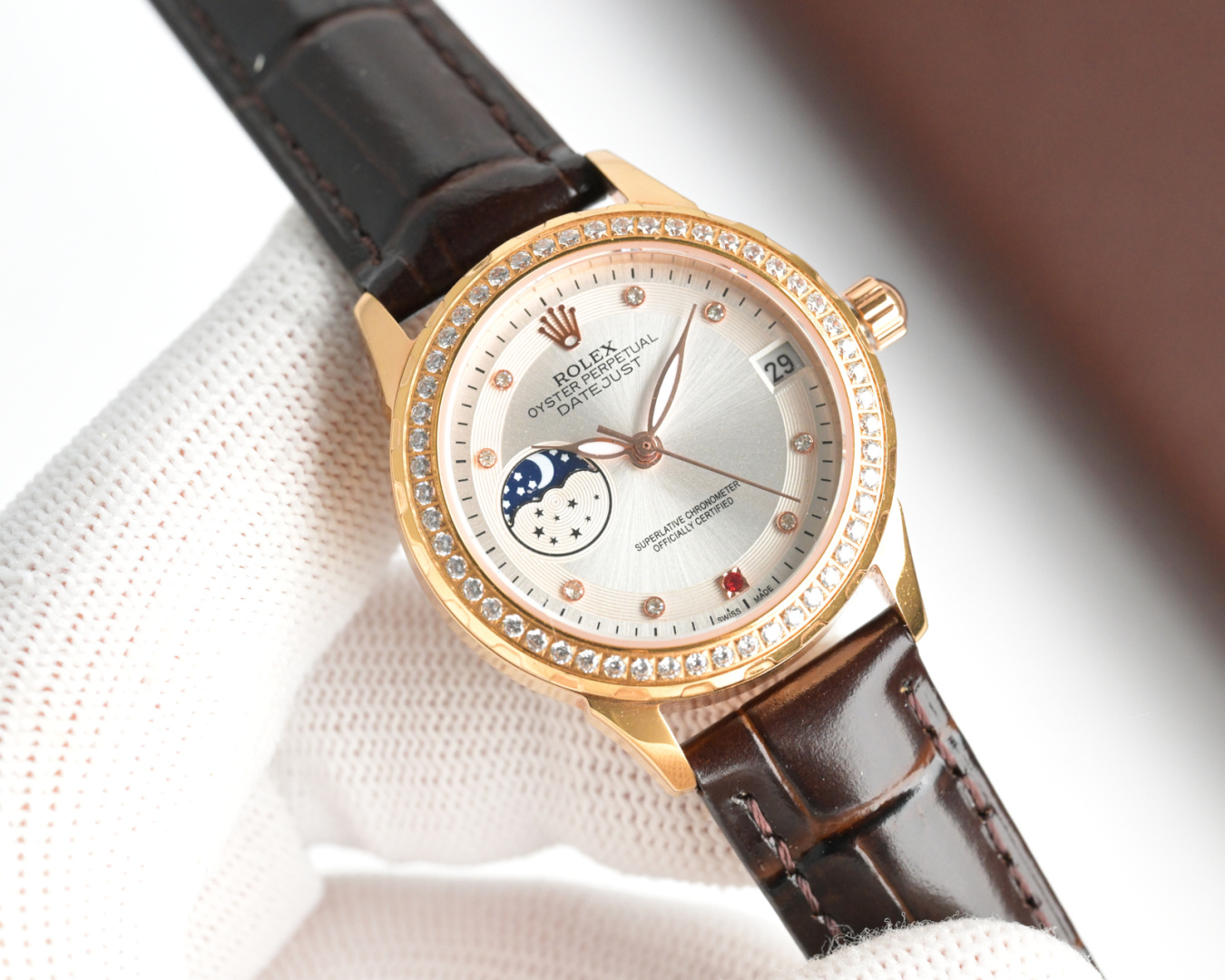 NO:394014,The best female model of the year Rolex new R OLEX Lady Jewelry Series Moon [Moon] [Sun] Series 9-character Sun Moon Star Function, equipped with original imported call8217 Moon Camera Caliber (0 Repair 0 After-sales Service), adopts a high-end mother-of-pearl dial, fashionable women's watch, super luminous and unique 3-character calendar at night, 316L stainless steel case (10mm thickness), high-quality Swarovski crystal diamond on the shell, mirrored 9-grade sapphire crystal scratch-resistant glass, waterproof depth: 50 meters strap ceramic steel belt/Italian selected calfskin, fine polishing, fresh and elegant, generous and decent goddess must have high quality, give your lover, give your best friend, five-star recommendation!  !  , swarovski,rolex,cowhide19860909年度爆款推荐最佳女款 劳力士新款R OLEX 淑女珠宝系列 月[月亮]相[太阳]系列9字位日月星辰功能,搭载原装进口call8217月相机芯(0返修0售后）, 采用高端珍珠贝母表盘时尚女表 夜时超强夜光独特3字位日历 316L精钢表壳（厚度10mm）,壳上采用高品质施华洛世奇水晶钻石,镜面9级蓝宝石水晶防刮玻璃,防水深度:50米表带陶瓷钢带/意大利精选小牛皮,精细打磨,清新优雅,大方得体女神必备款高品质 送爱人 送闺蜜 五星推荐！！,,swarovski,rolex,cowhide,Watch