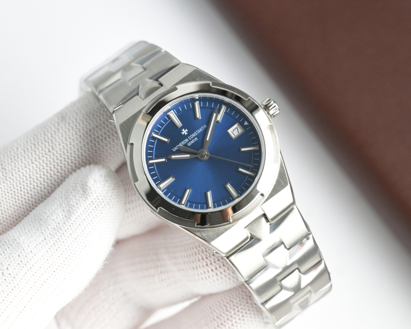 NO:662911,Produced by GS, white shell, full rose, diamond ring 50 GS Factory Vacheron Constantin VC Overseas Series PH8 is coming, original synchronization Vacheron Constantin/Vacheron Constantin Overseas Series 1205V and 1225V size 33mmX9mm  The watch case is made of 316L stainless steel with a hexagonal three-dimensional bezel that fits the brand's Maltese cross logo and is inlaid with 78 brilliant rhinestones. The bottom cover uses the same composite sandwich process as the original to present a complex multi-layered light and sand. The dial is available in multiple colors with three-dimensional polygonal genuine nails and uses oil-filled luminous technology. Strap 1 Quick-release integrated solid steel chain 2 Quick-release rubber tape 3 Quick-release leather belt  The movement is a quartz movement imported from Switzerland, with almost zero failures and zero repairs. It is more secure to bring your own as a gift. For the best luxury gift recommendation, please look for GS exclusive quality, Vacheron19860909GS 出品 白壳 全玫 钻圈50 GS Factory 江诗丹顿 VC 纵横四海系列PH8 重磅来袭原装同步 江诗丹顿/Vacheron Constantin 纵横四海系列 1205V及1225V 尺寸33mmX9mm 表壳316L精钢搭配六边型立体表圈契合品牌马耳他十字标识并镶嵌78颗明亮式水钻,底盖采用原装同做法的复合夹层工艺呈现复杂的多层次光沙分明 表盘多款颜色搭配立体多边型真钉字钉并采用填油夜光工艺 表带1快拆式一体式实心钢链 2快拆式橡胶胶带 3快拆式真皮皮带 机芯瑞士进口石英机芯,做到几乎0故障,0返修,送礼自带更为放心 送礼最佳奢华推荐请认准GS 独家品质,,vacheron,Watch