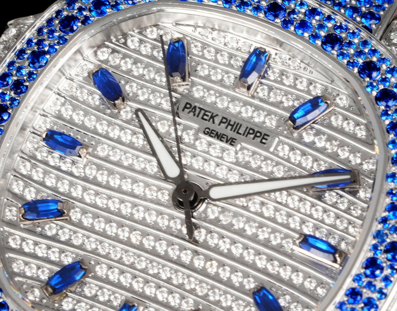 Luxurious Unified 8050 Wristwatch: Custom Design with Snowflake Drills and Rubies - 图片 5