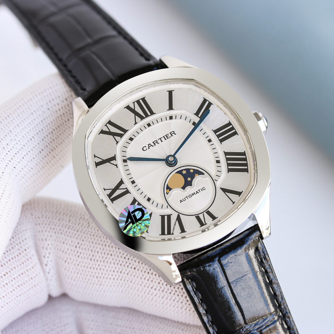 NO:394189,Cartier Drive de Cartier series watches. With elegant and solemn pillow-shaped design and neat and elegant line layout, it fully demonstrates the masculine charm of men. [Case] ​​The watch data is 40mmX41mmX12.5mm, the unique pillow-shaped case is first-class, and the bright and full curved lines of sapphire glass are replicated in place. We strive for excellence to restore the most closest experience to the original version for watch friends. [Technical breakthrough] The original Cal.1904-S MC movement, automatic trolley and large and small plywood are rhodium-plated. The balance wheel position matches the original product, and the simulation is close to the counter. [Excellent details] 1. The original mold is exclusively purchased in the market 2. The quenched and roasted blue pointer is full and three-dimensional. 3. The classic button lock pattern of the dial is delicate and coordinated.  4.12 Roman logos are printed with superimposed printing, with round and neat effects. They are calm and restrained and exquisite in craftsmanship, adding a unique atmosphere to your wrist.,, cartier, cartier19860909卡地亚Drive de Cartier系列腕表.以典雅肃穆的枕形设计搭配利落大方的线条布局,尽显男儿阳刚不屈的魅力.【表壳】腕表数据40mmX41mmX12.5mm,独特的枕形表壳做工一流,蓝宝石玻璃明朗饱满的弧形线条复刻到位.精益求精,为广大表友还原最接近原版的体验.【技术突破】原厂Cal.1904-S MC机芯,自动陀和大小夹板均有做镀铑处理,摆轮的位置与正品吻合,仿真度直逼专柜.【精彩细节】1.市场独家购入原装开模 2.淬火烤蓝指针饱满立体 3.表盘的经典钮锁饰纹细腻协调 4.12只罗马标识采用叠加印刷,效果圆润工整.沉稳内敛,工艺精湛,为您的腕间增添一份别致的气息.,,cartier,cartier,Watch