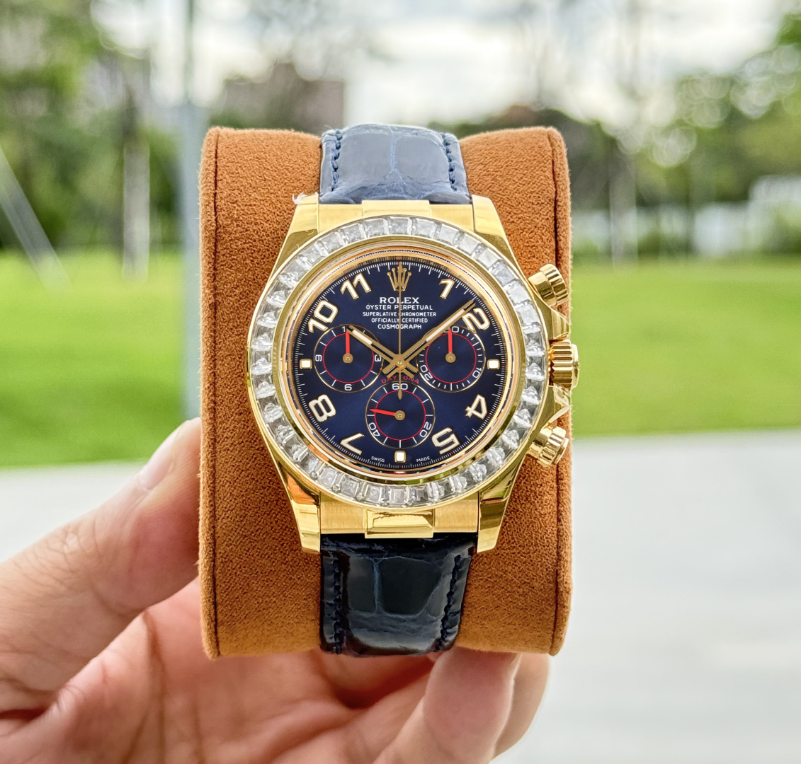 NO:394186,M Modified Digital Cat Series: Gentle, elegant, low-key and luxurious, Ditona, experiencing different feelings, M Modification is endless. In the long river of time, every watch carries a unique story and memory. However, when classic design meets modern creativity, when traditional craftsmanship meets the pursuit of personality, a wonderful transformation about watch modification begins. M Watch modification is by no means a simple part replacement or appearance modification, but a deep exploration and reinterpretation of watchmaking art. It is a perfect fusion of tradition and innovation, and a passionate collision between mechanical craftsmanship and fashion aesthetics. Every modification is like giving the watch a new life, allowing it to bloom unique brilliance in the passage of time.  Our team of M modification masters is composed of a group of professionals who are passionate and persistent about watch art. They are proficient in every detail of watchmaking technology, from the fine adjustment of the movement to the careful design of the dial, from the material selection of the watch strap to the personal customization of the bezel, they all devote their efforts and wisdom. With their superb skills and rich experience, they can turn the watches in your heart into reality and create a time-specific artwork exclusive to you. The M modified watches not only look new in appearance, but also achieve a qualitative leap in performance and function. We use top-level watchmaking materials, such as luxury carbon fiber, brilliant gems, etc., to give the watch excellent texture and durability. At the same time, through the optimization and upgrading of the movement, the accuracy and stability of the watch are improved, so that you can also feel the ultimate essence of watchmaking craftsmanship while enjoying the charm of fashion.  Whether it is pursuing classic reproduction with retro charm or fashion innovation that shows the sense of modern technology; whether it is unique customization that highlights personal taste, or cross-border design that integrates multicultural elements, we can meet every need and expectation of watch modification. Let your watch no longer be a monotonous timer tool, but a fashion accessory that highlights your unique style and personal charm, and is the focus of you that you can confidently wear in any occasion. In this ever-changing era, let us embark on an extraordinary journey of watch modification, reshape time with creativity and enthusiasm, and let every second pass become a wonderful bloom of personality and taste.19860909M改装数字猫系列 温文尔雅 低调奢华 体验不同感受的迪通拿 M改装永无止境 M在时光的长河中,每一块手表都承载着独特的故事与记忆.然而,当经典的设计遇上现代的创意,当传统的工艺邂逅个性的追求,一场关于手表改装的奇妙变革就此拉开帷幕. M手表改装,绝非简单的零件替换或外观修饰,而是一场对制表艺术的深度探索与重新演绎.它是传统与创新的完美融合,是机械工艺与时尚美学的激情碰撞.每一次改装,都如同赋予了手表新的生命,让它在岁月的流转中绽放出独一无二的光彩. 我们的M改装大师团队,由一群对手表艺术充满热忱与执着的专业人士组成.他们精通制表工艺的每一个细节,从机芯的精细调校到表盘的精心设计,从表带的材质选择到表圈的个性定制,无一不倾注着他们的心血与智慧.凭借着精湛的技艺和丰富的经验,他们能够将您心中的梦想手表变为现实,打造出专属于您的时间艺术品. M改装后的手表,不仅在外观上焕然一新,更在性能与功能上实现了质的飞跃.我们选用顶级的制表材料,如奢华的碳纤维、璀璨的宝石等,为手表赋予了卓越的质感与耐久性.同时,通过对机芯的优化升级,提升了手表的精准度与稳定性,让您在享受时尚魅力的同时,也能感受到制表工艺的极致精髓. 无论是追求复古韵味的经典复刻,还是展现现代科技感的时尚创新；无论是彰显个性品味的独特定制,还是融合多元文化元素的跨界设计,我们都能满足您对手表改装的每一个需求与期待.让您的手表不再是千篇一律的计时工具,而是成为彰显您独特风格与个性魅力的时尚配饰,是您在任何场合都能自信佩戴的焦点之作. 在这个瞬息万变的时代,让我们一同踏上手表改装的非凡之旅,用创意与热情重塑时光,让每一秒的流逝都成为个性与品味的精彩绽放.,,Watch