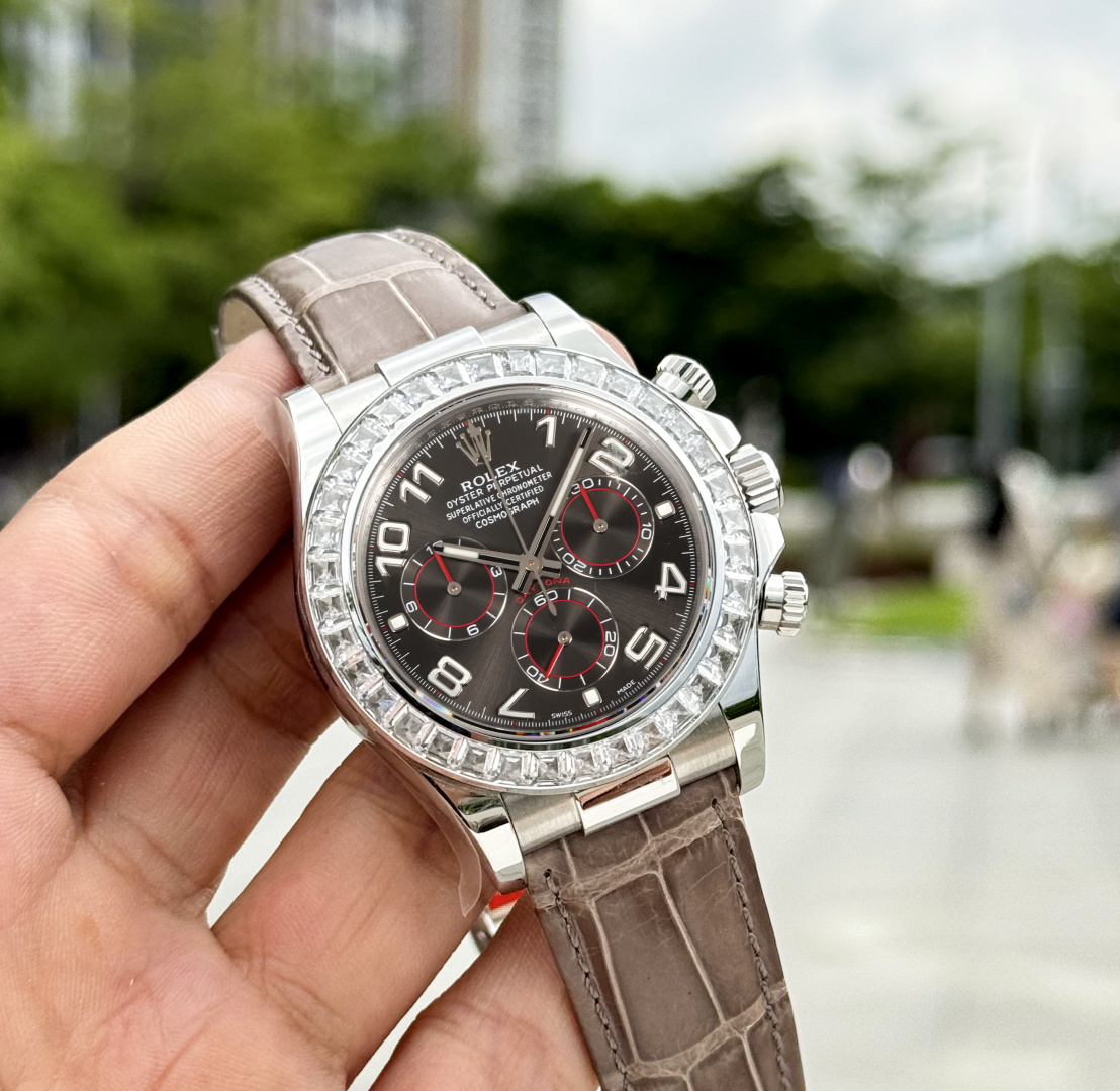 NO:336919,Rolex ~ Ditona, PPM modified digital cat series, gentle, low-key and luxurious, experience different feelings, PPM modification is endless. In the long river of time, every watch carries a unique story and memory. However, when classic design meets modern creativity, when traditional craftsmanship meets the pursuit of personality, a wonderful transformation about watch modification begins. PPM watch modification is by no means a simple part replacement or appearance modification, but a deep exploration and reinterpretation of watchmaking art. It is a perfect fusion of tradition and innovation, and a passionate collision between mechanical craftsmanship and fashion aesthetics. Every modification is like giving a new life to the watch, allowing it to shine with unique brilliance in the passage of time.  Our team of PPM modification masters is composed of a group of professionals who are passionate and persistent about watch art. They are proficient in every detail of watchmaking technology, from the fine adjustment of the movement to the careful design of the dial, from the material selection of the watch strap to the personal customization of the bezel, all of which are devoted to their efforts and wisdom. With their superb skills and rich experience, they can turn the watches in your heart into reality and create a time-specific artwork exclusive to you. The watches modified after PPM are not only refreshed in appearance, but also achieve a qualitative leap in performance and function. We use top-level watchmaking materials, such as luxury carbon fiber, brilliant gems, etc., to give the watch excellent texture and durability. At the same time, through the optimization and upgrading of the movement, the accuracy and stability of the watch are improved, so that you can also feel the ultimate essence of watchmaking craftsmanship while enjoying the charm of fashion.  Whether it is pursuing classic reproduction with retro charm or fashion innovation that shows the sense of modern technology; whether it is unique customization that highlights personal taste, or cross-border design that integrates multicultural elements, we can meet every need and expectation of watch modification. Let your watch no longer be a monotonous timer tool, but a fashionable accessory that highlights your unique style and personal charm, and is the focus of your confidence in wearing it in any occasion. In this ever-changing era, let us embark on an extraordinary journey of watch modification, reshape time with creativity and enthusiasm, and let every second pass become a wonderful bloom of personality and taste., Rolex19860909劳力士～迪通拿, PPM改装数字猫系列 温文尔雅 低调奢华 体验不同感受, PPM改装永无止境 PPM在时光的长河中,每一块手表都承载着独特的故事与记忆.然而,当经典的设计遇上现代的创意,当传统的工艺邂逅个性的追求,一场关于手表改装的奇妙变革就此拉开帷幕. PPM手表改装,绝非简单的零件替换或外观修饰,而是一场对制表艺术的深度探索与重新演绎.它是传统与创新的完美融合,是机械工艺与时尚美学的激情碰撞.每一次改装,都如同赋予了手表新的生命,让它在岁月的流转中绽放出独一无二的光彩. 我们的PPM改装大师团队,由一群对手表艺术充满热忱与执着的专业人士组成.他们精通制表工艺的每一个细节,从机芯的精细调校到表盘的精心设计,从表带的材质选择到表圈的个性定制,无一不倾注着他们的心血与智慧.凭借着精湛的技艺和丰富的经验,他们能够将您心中的梦想手表变为现实,打造出专属于您的时间艺术品. PPM改装后的手表,不仅在外观上焕然一新,更在性能与功能上实现了质的飞跃.我们选用顶级的制表材料,如奢华的碳纤维、璀璨的宝石等,为手表赋予了卓越的质感与耐久性.同时,通过对机芯的优化升级,提升了手表的精准度与稳定性,让您在享受时尚魅力的同时,也能感受到制表工艺的极致精髓. 无论是追求复古韵味的经典复刻,还是展现现代科技感的时尚创新；无论是彰显个性品味的独特定制,还是融合多元文化元素的跨界设计,我们都能满足您对手表改装的每一个需求与期待.让您的手表不再是千篇一律的计时工具,而是成为彰显您独特风格与个性魅力的时尚配饰,是您在任何场合都能自信佩戴的焦点之作. 在这个瞬息万变的时代,让我们一同踏上手表改装的非凡之旅,用创意与热情重塑时光,让每一秒的流逝都成为个性与品味的精彩绽放.,,rolex,Watch