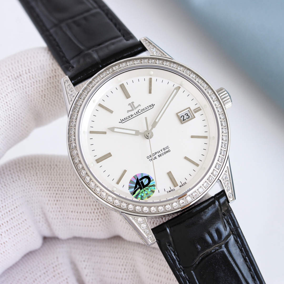 NO:336936,Gold Diamond Jaeger-LeCoultre Geophysical Observatory Series Watches. The case material is made of 316 stainless steel, with 12 super luminous inner parts. The movement is equipped with a 772-type automatic winding movement. The enlarged ply plate size is the same as the original size, and the details are closer to the original effect. The needle is super luminous mirror sapphire glass. The diameter is 41.6mm.10mm. The strap is made of imported Italian cowhide and is equipped with original buckle.,,jaeger-lecoultre,cowhide19860909金钻 积家Jaeger-LeCoultre地球物理天文台系列腕表. 表壳材质采用316精钢打造,内配置12颗超强夜光 机芯配置改772型自动上链机芯,放大夹板尺寸与原装尺寸一样,细节更接近原版效果 . 表针超强夜光 镜面蓝宝石玻璃 表径41.6mm.10mm 表带采用意大利进口头层牛皮,配置原装表扣.,,jaeger-lecoultre,cowhide,Watch